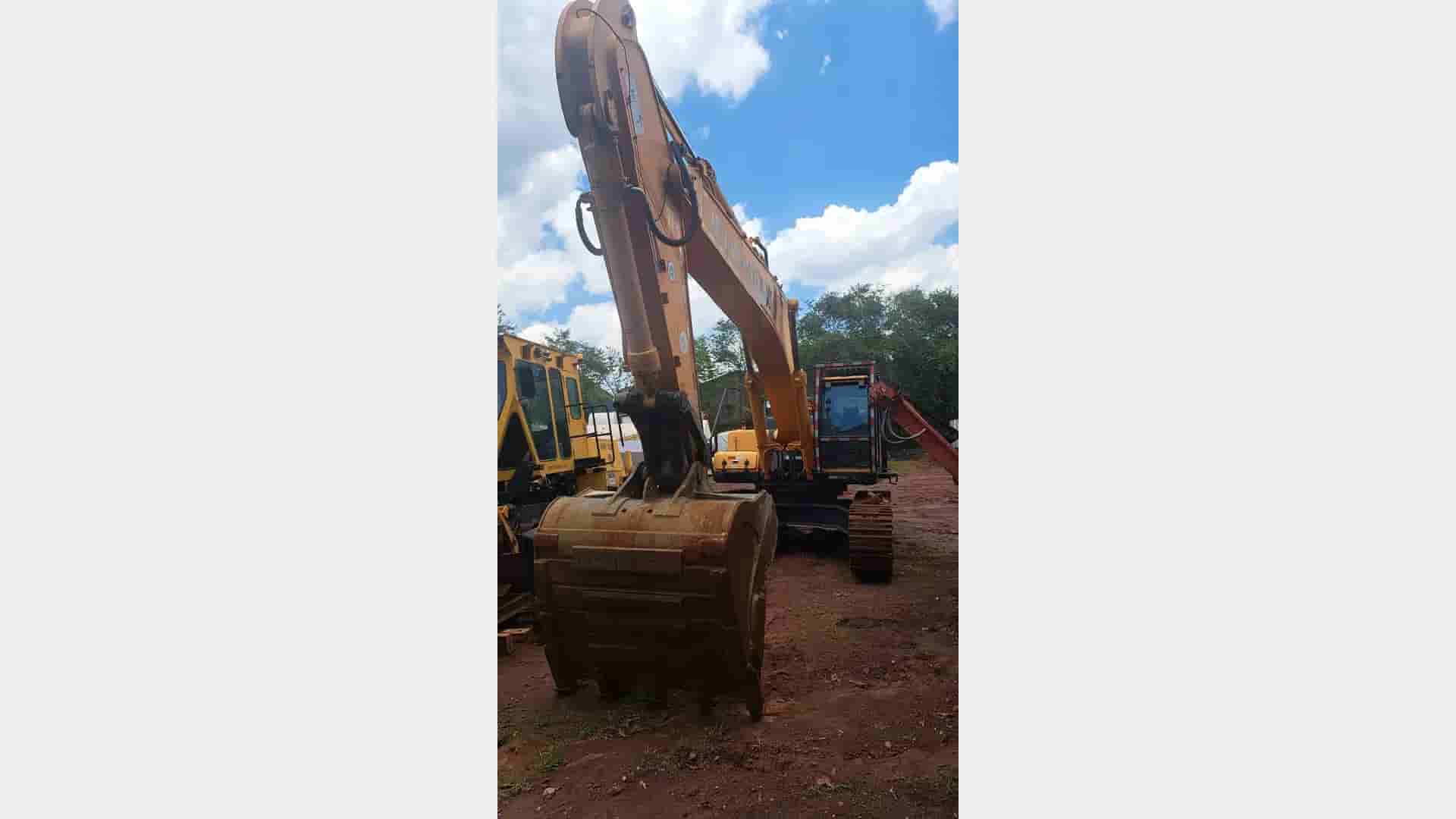 Escavadeira Hyundai R480LC-9S 2015 - imagem de fundo