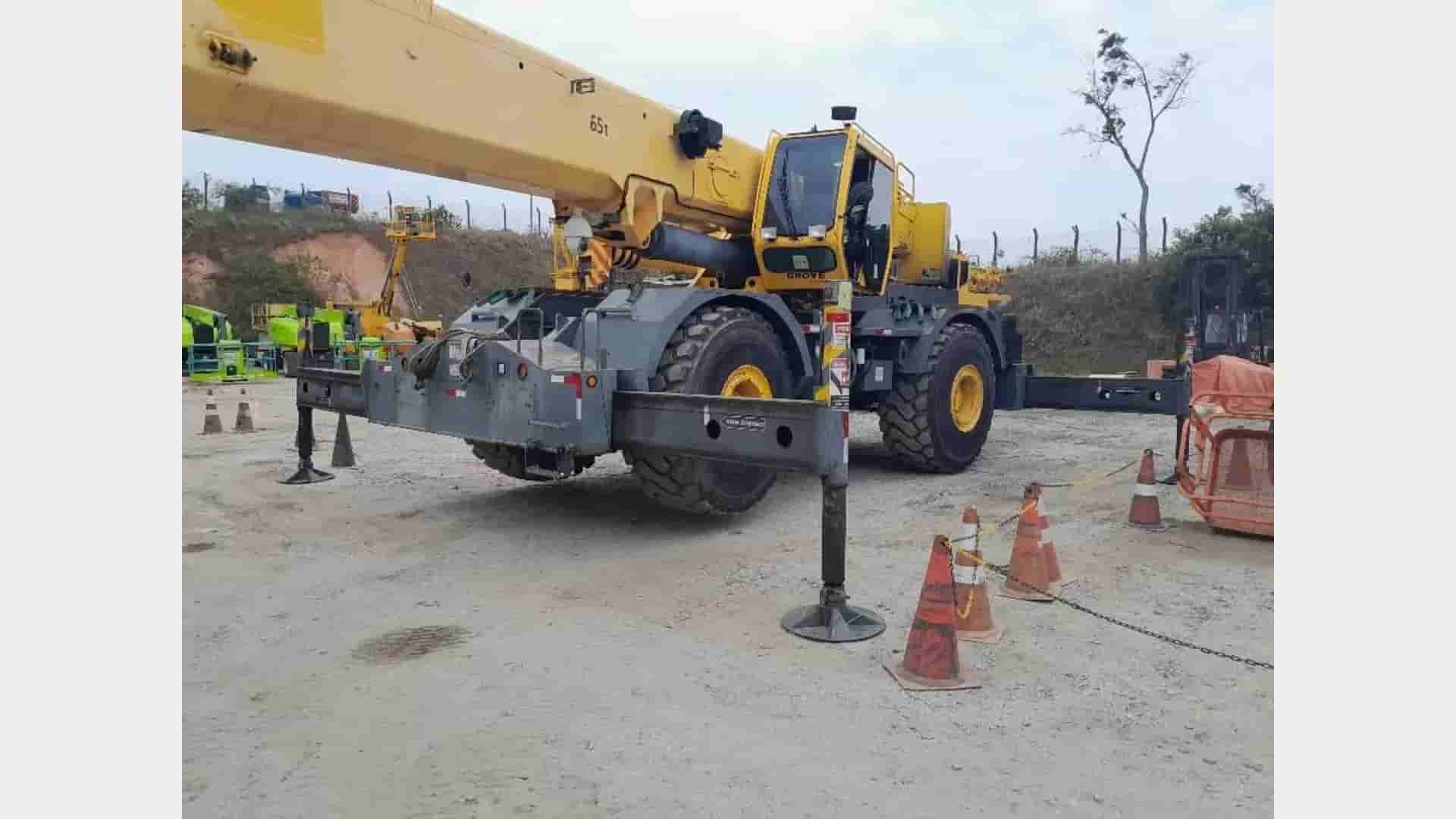 Guindaste Genie RT 82 H 2014 - imagem de fundo