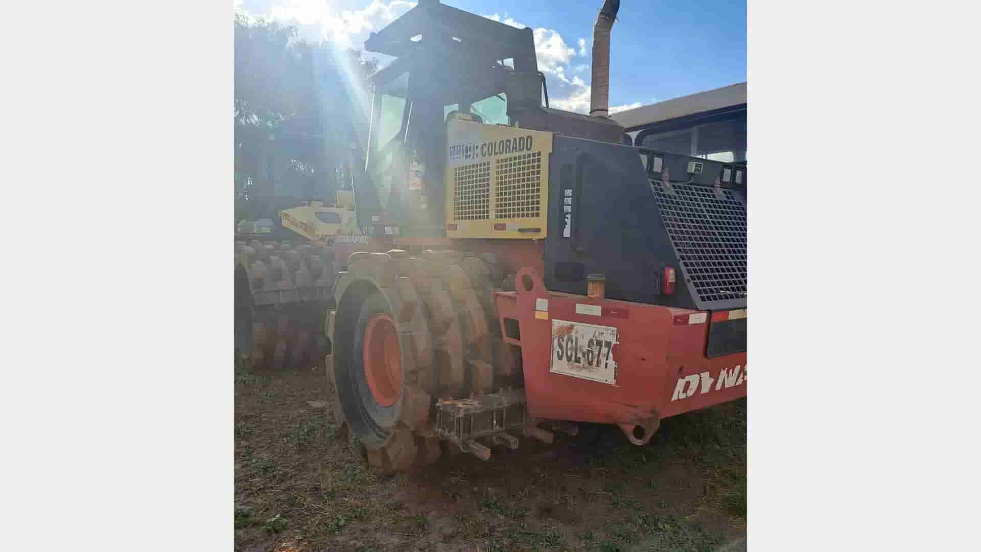 Rolo compactador Dynapac CP2700  2013 - imagem de fundo