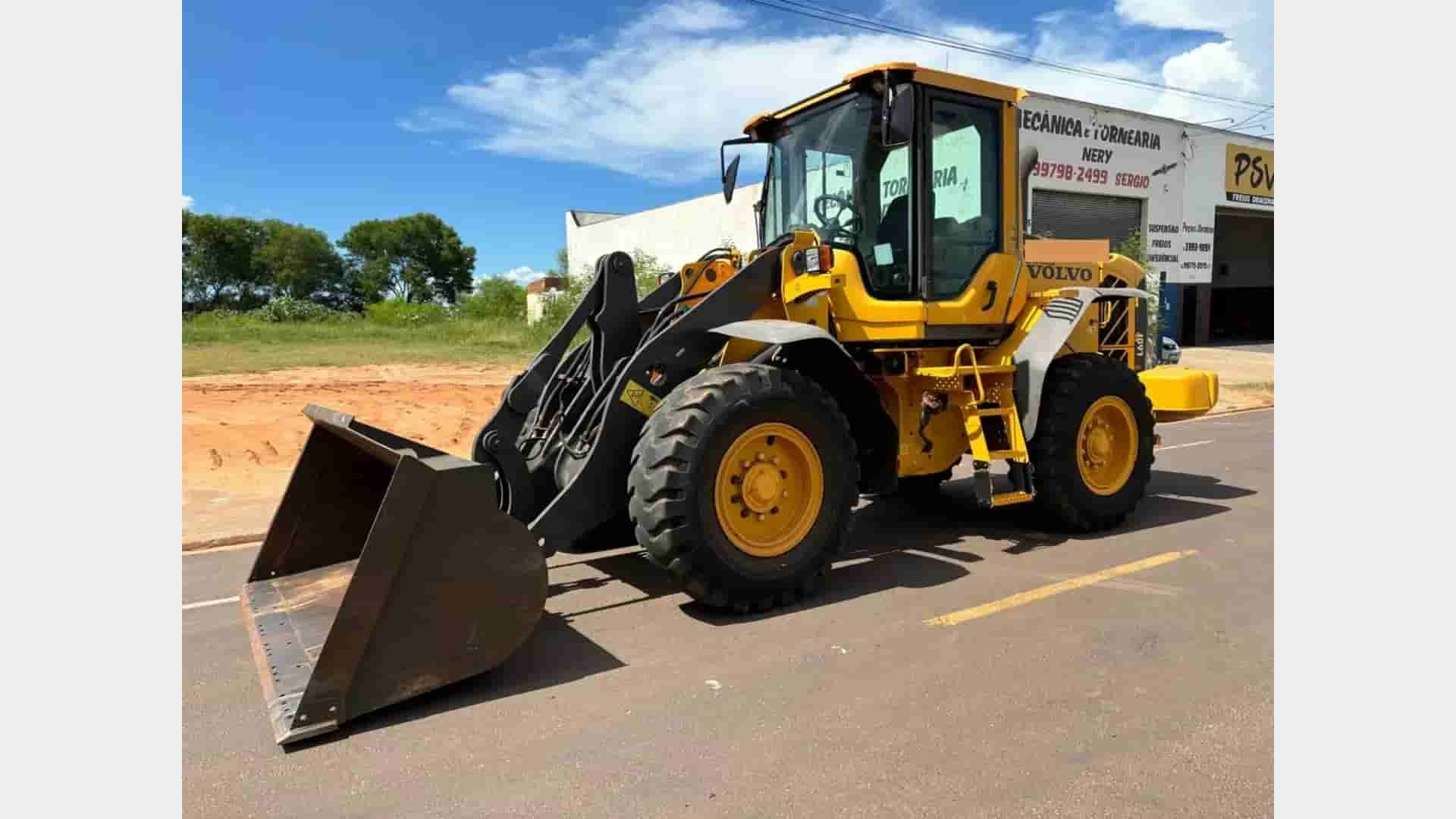 Pá Carregadeira John Deere L60F 2013 - imagem de fundo