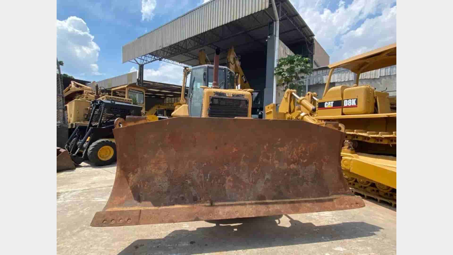 Trator de esteira Caterpillar D6NXL 2013 - imagem de fundo