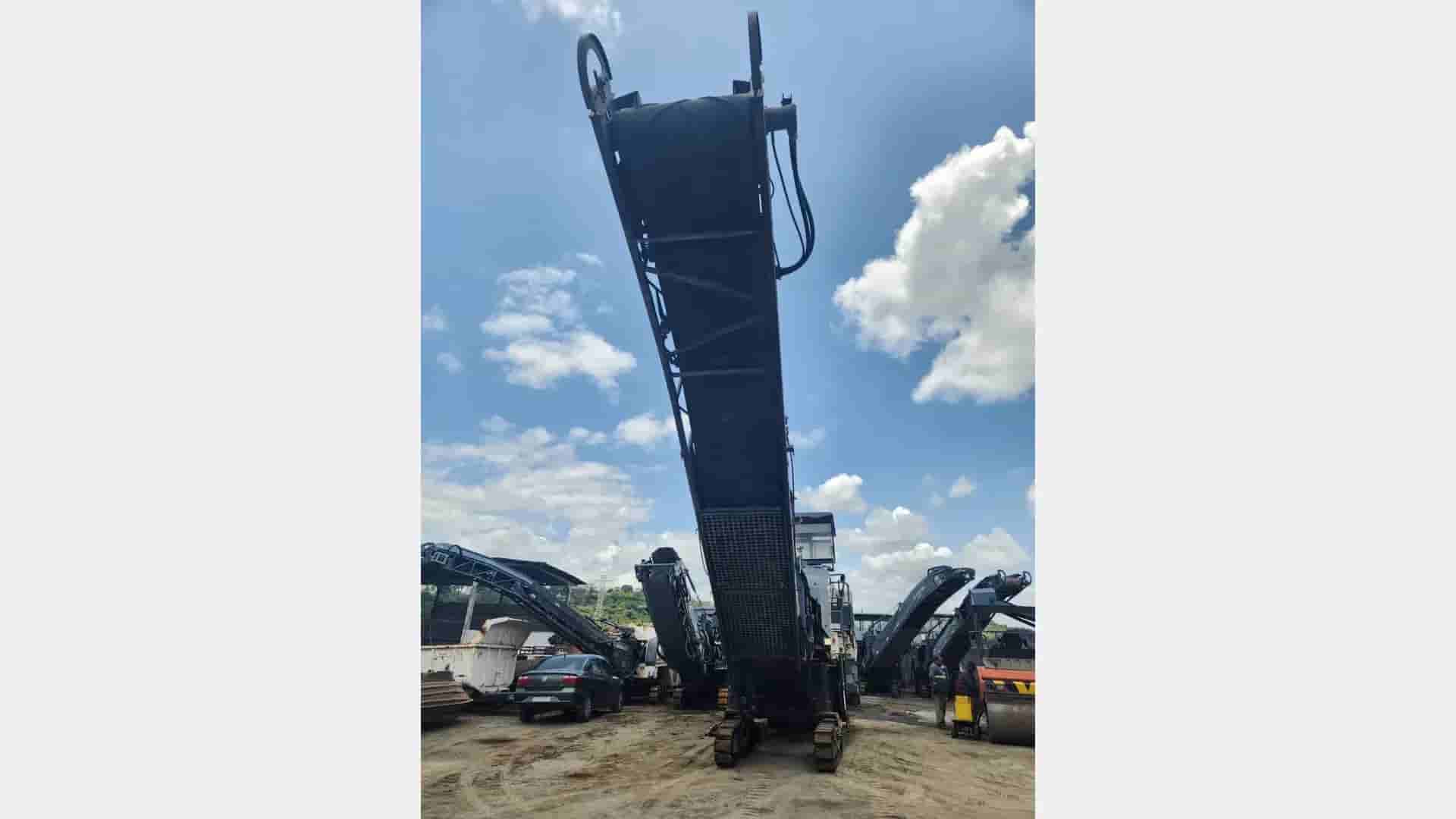 Fresadora de asfalto Wirtgen W200 2013 - imagem de fundo