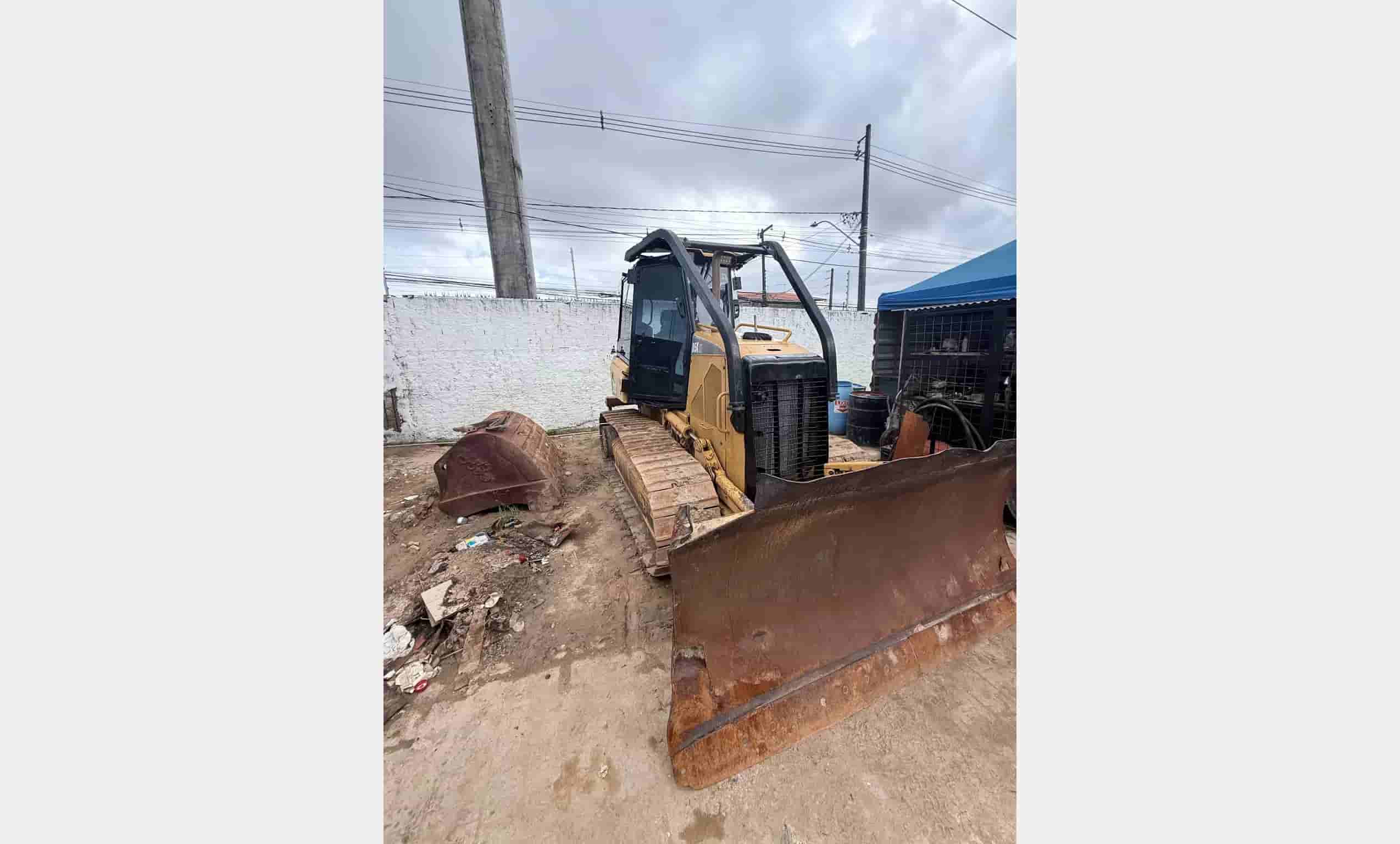 Trator de esteira Caterpillar D5K 2011 - imagem de fundo