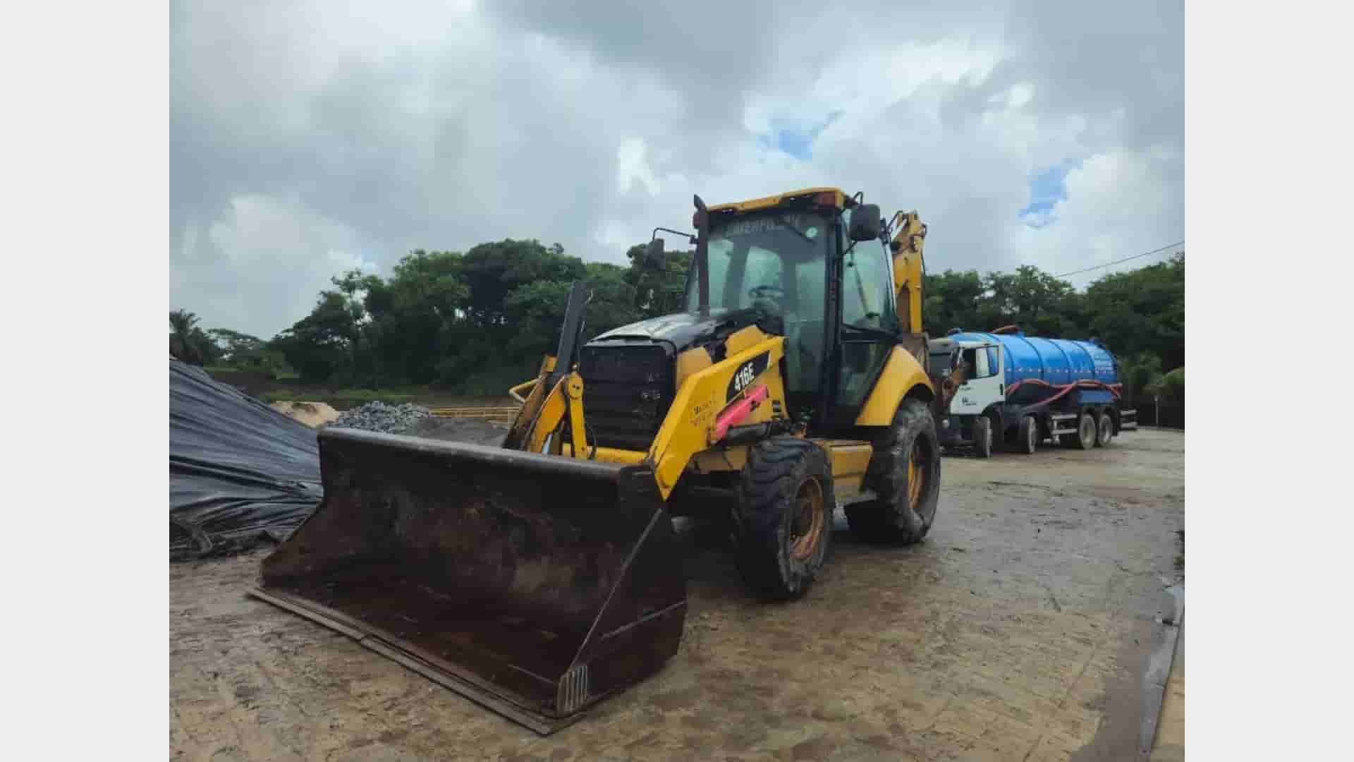 Retroescavadeira Caterpillar 416E 2011 - imagem de fundo