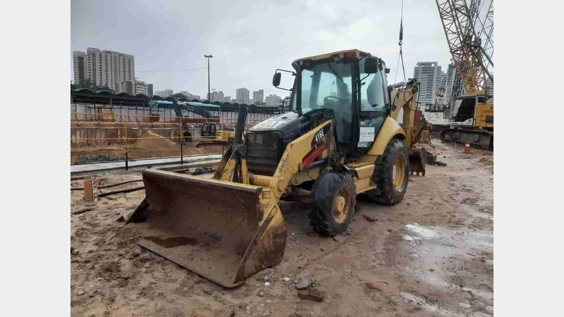Retroescavadeira Caterpillar 416E 2011 - imagem de fundo