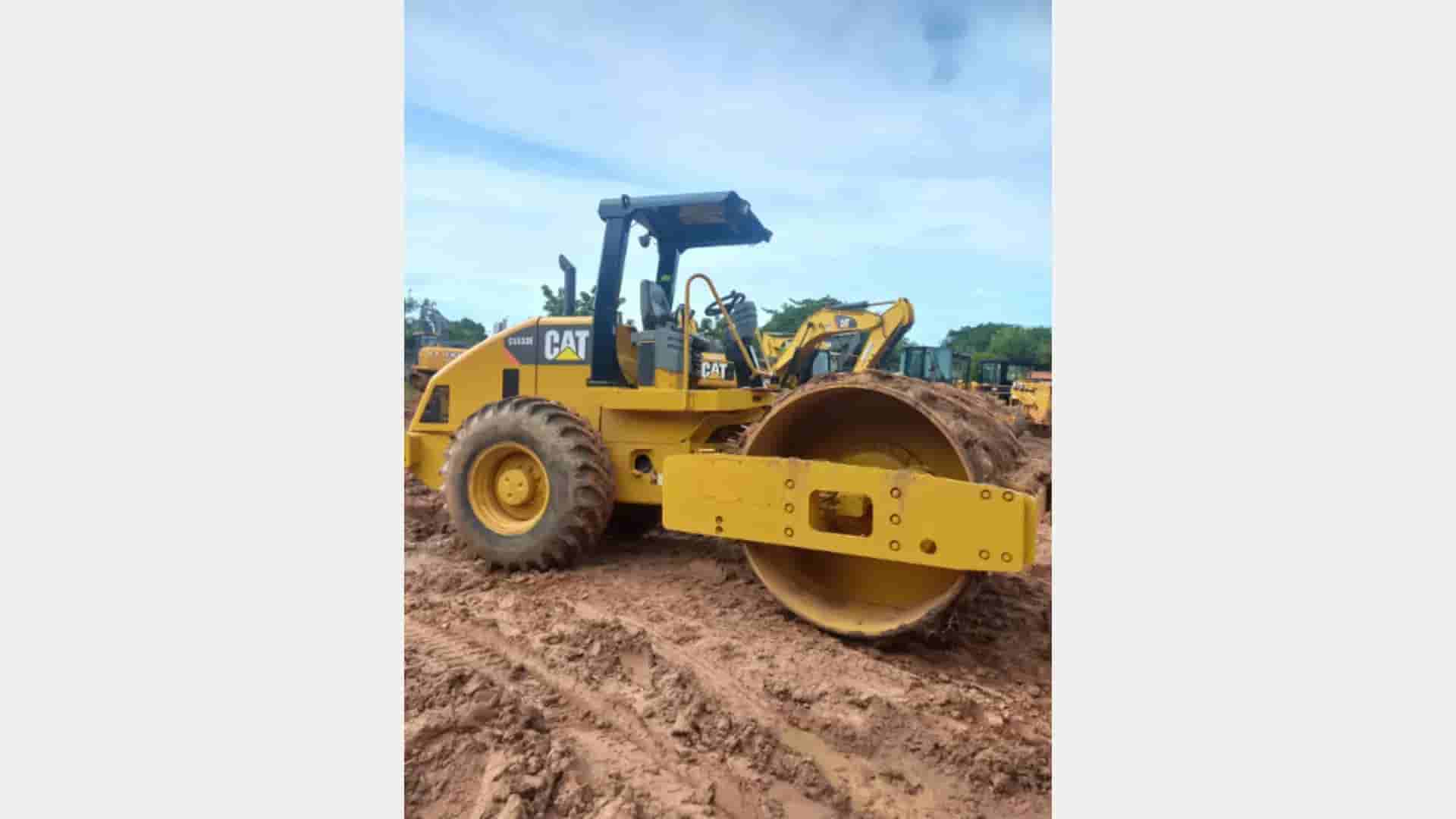 Rolo compactador Caterpillar CS533E 2011 - imagem de fundo