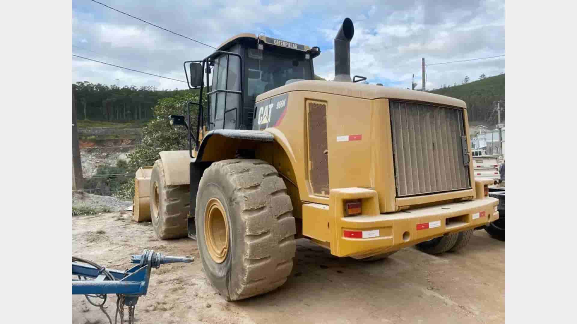 Pá Carregadeira Caterpillar 966H 2011 - imagem de fundo