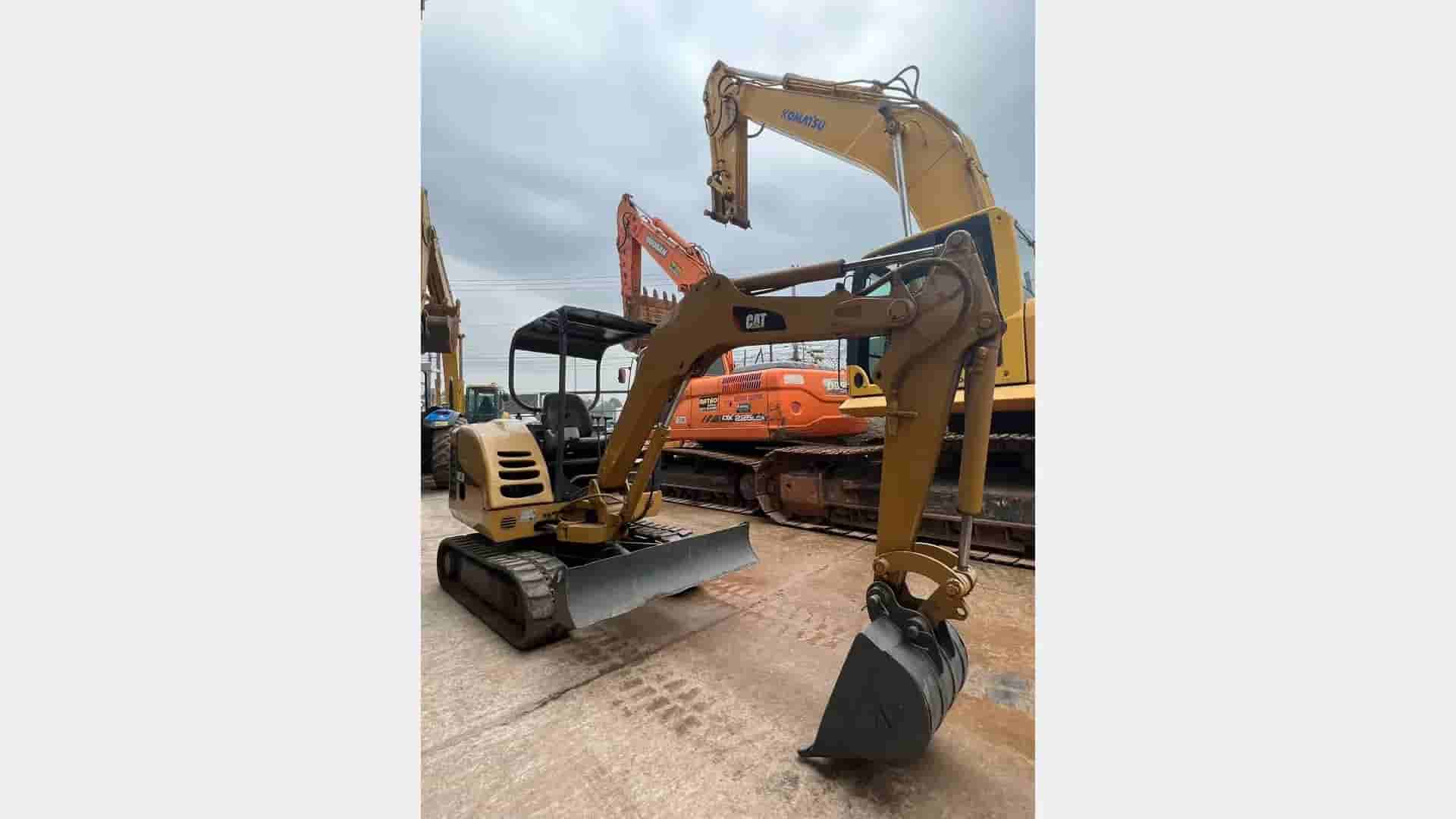 Mini Escavadeira Caterpillar 302.5 2011 - imagem de fundo