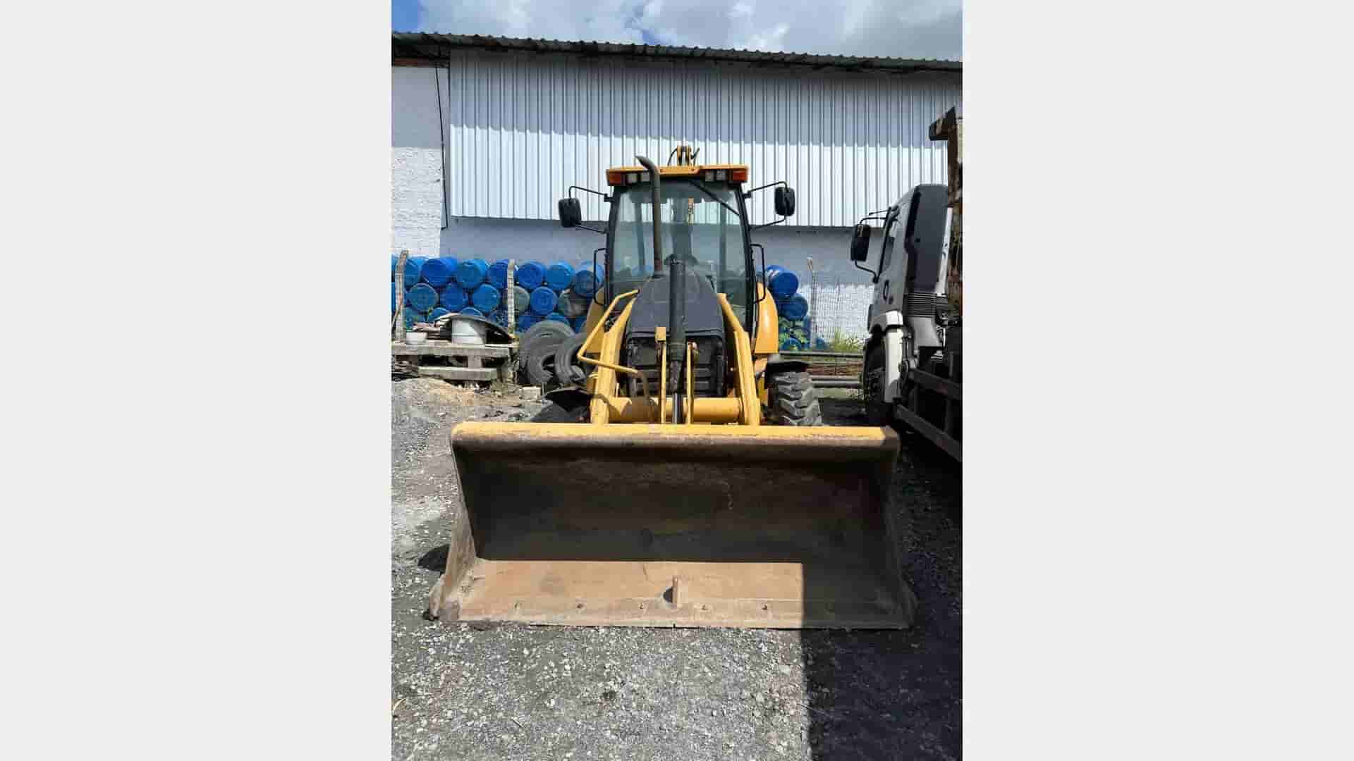 Retroescavadeira Caterpillar 416E 2011 - imagem de fundo