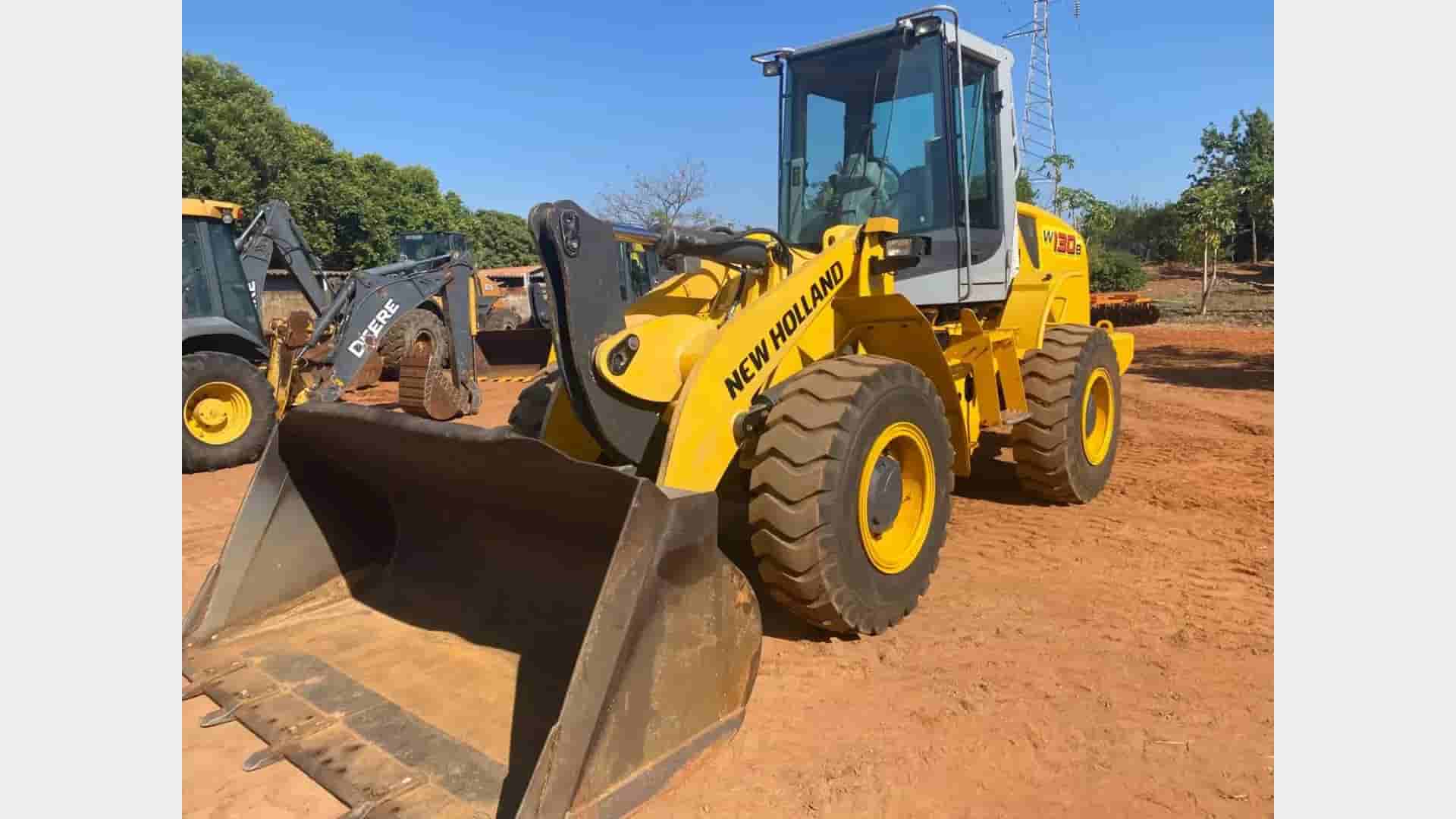 Pá Carregadeira New Holland W130 2010 - imagem de fundo