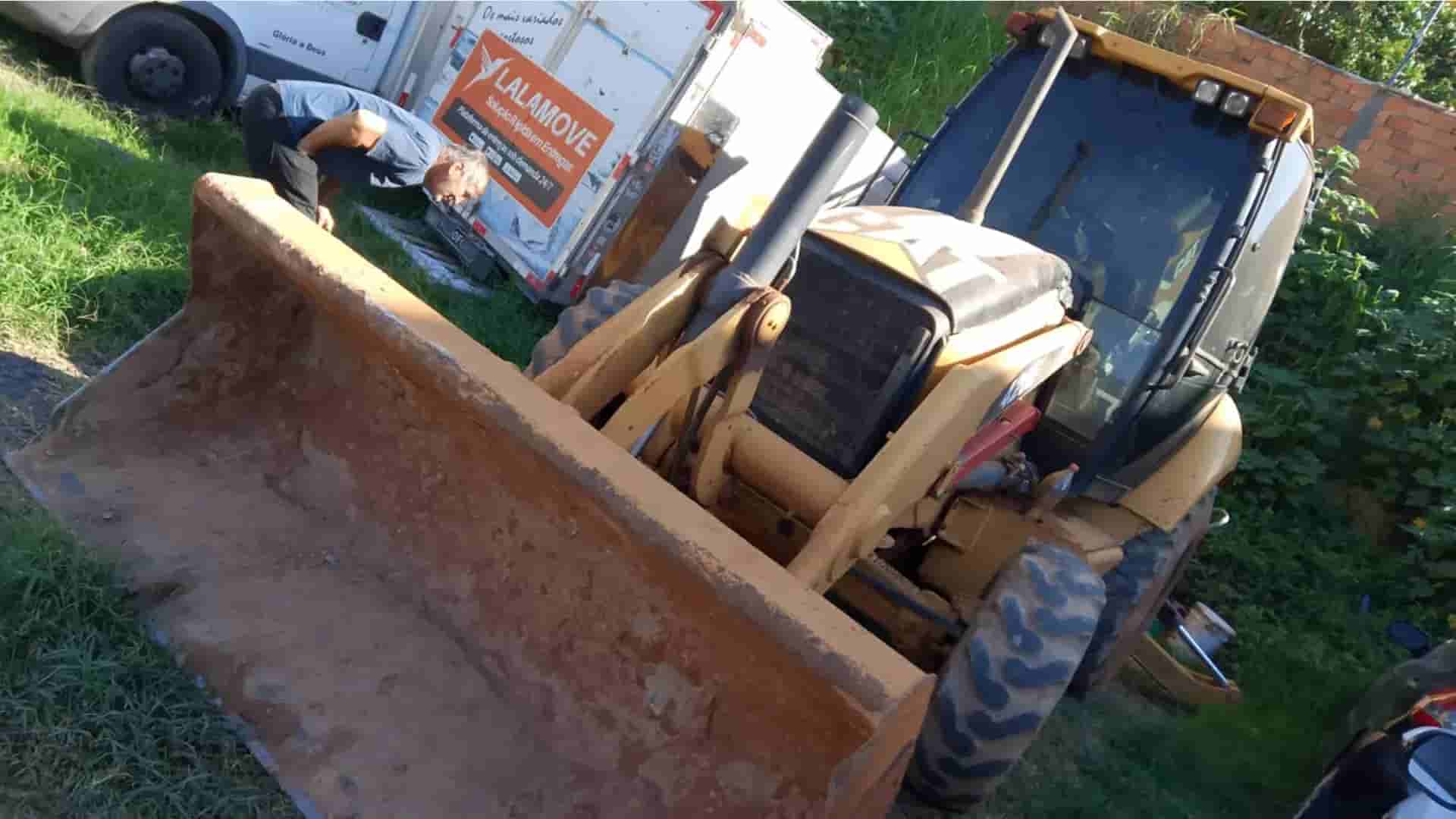 Retroescavadeira Caterpillar 420 E 2010 - imagem de fundo