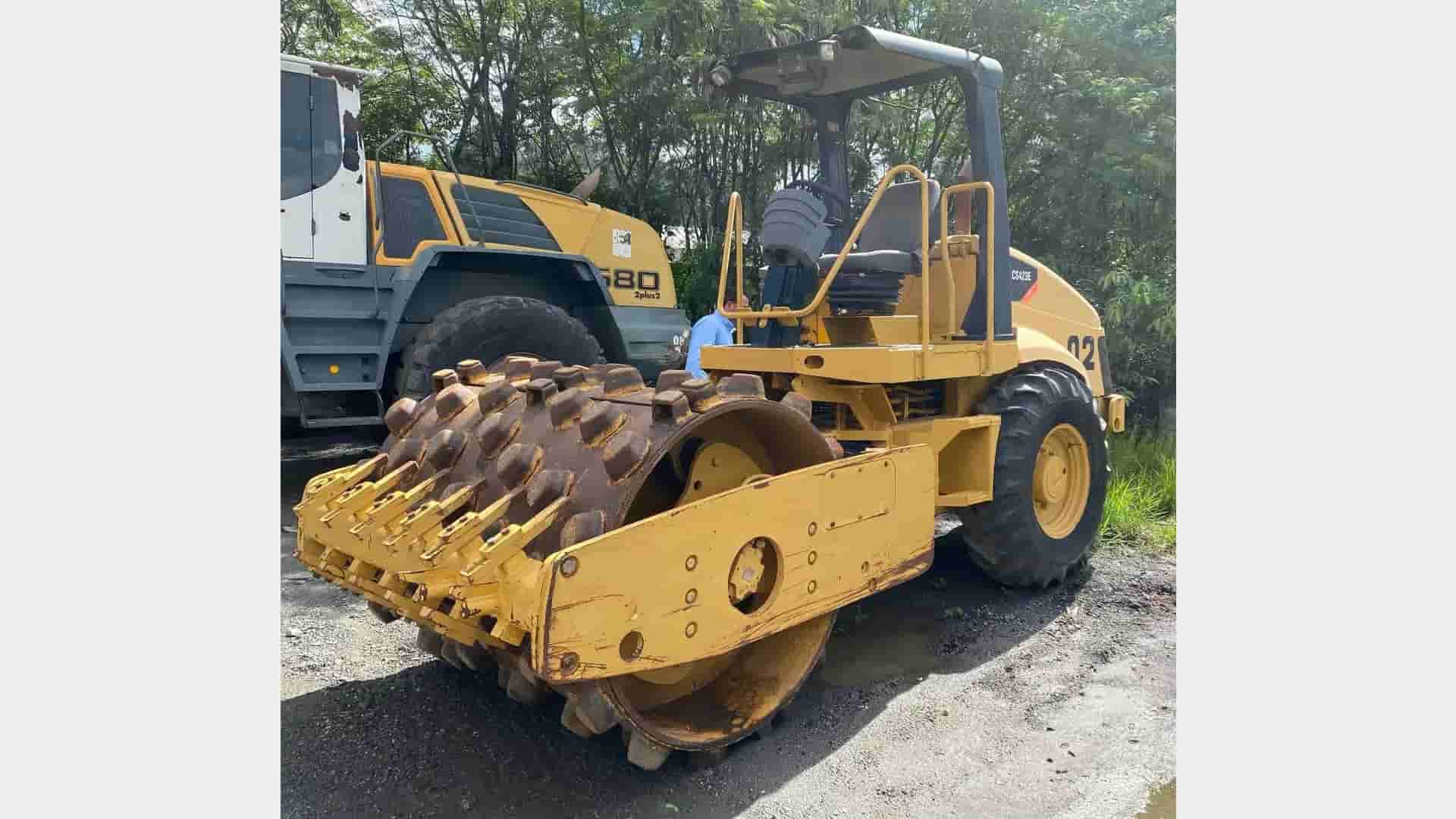 Rolo compactador Caterpillar CS 423E 2010 - imagem de fundo