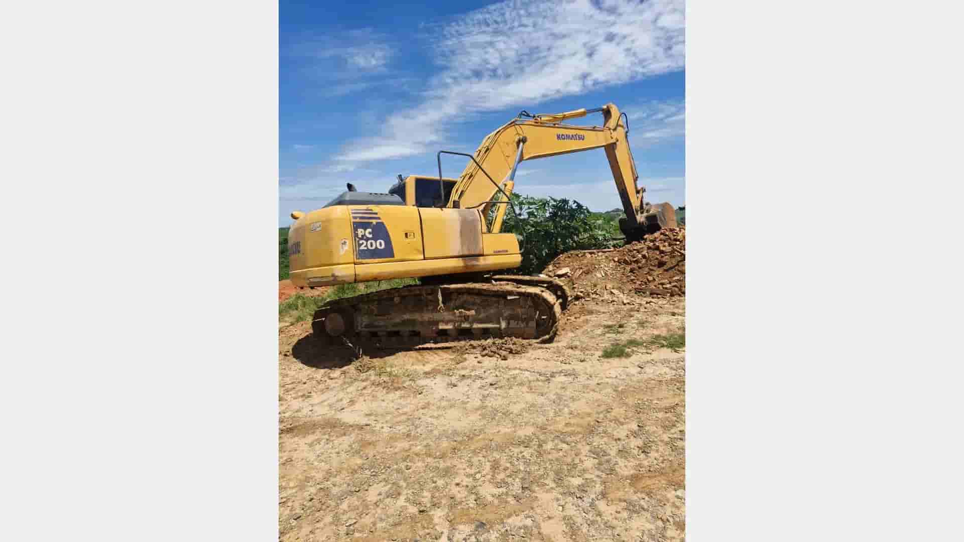 Escavadeira Komatsu PC 200-8 2010 - imagem de fundo