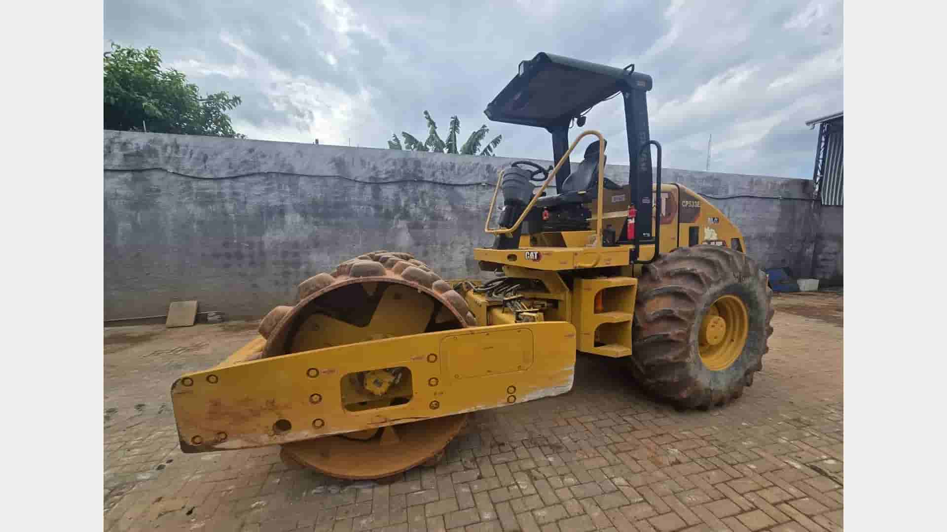 Rolo compactador Caterpillar CP533E 2010 - imagem de fundo