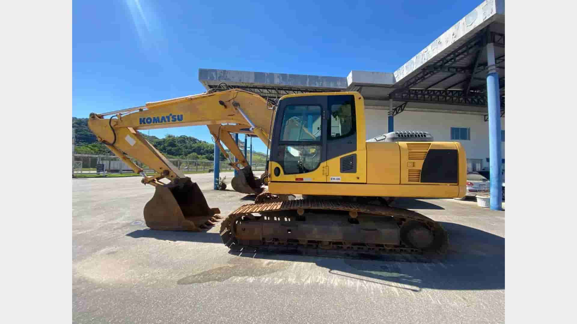 Escavadeira Komatsu PC 200-8 2010 - imagem de fundo