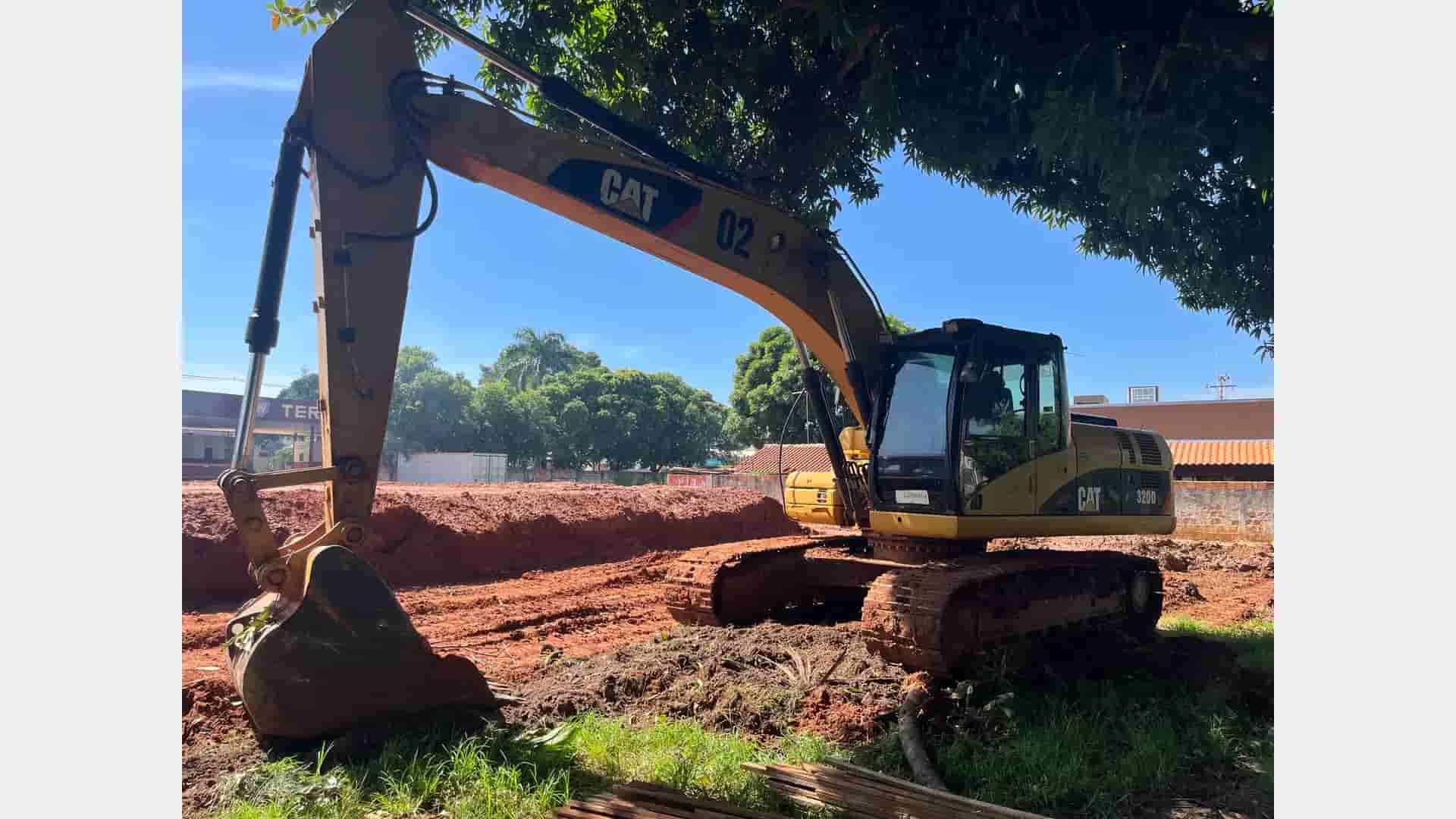 Escavadeira Caterpillar 320 DL 2010 - imagem de fundo