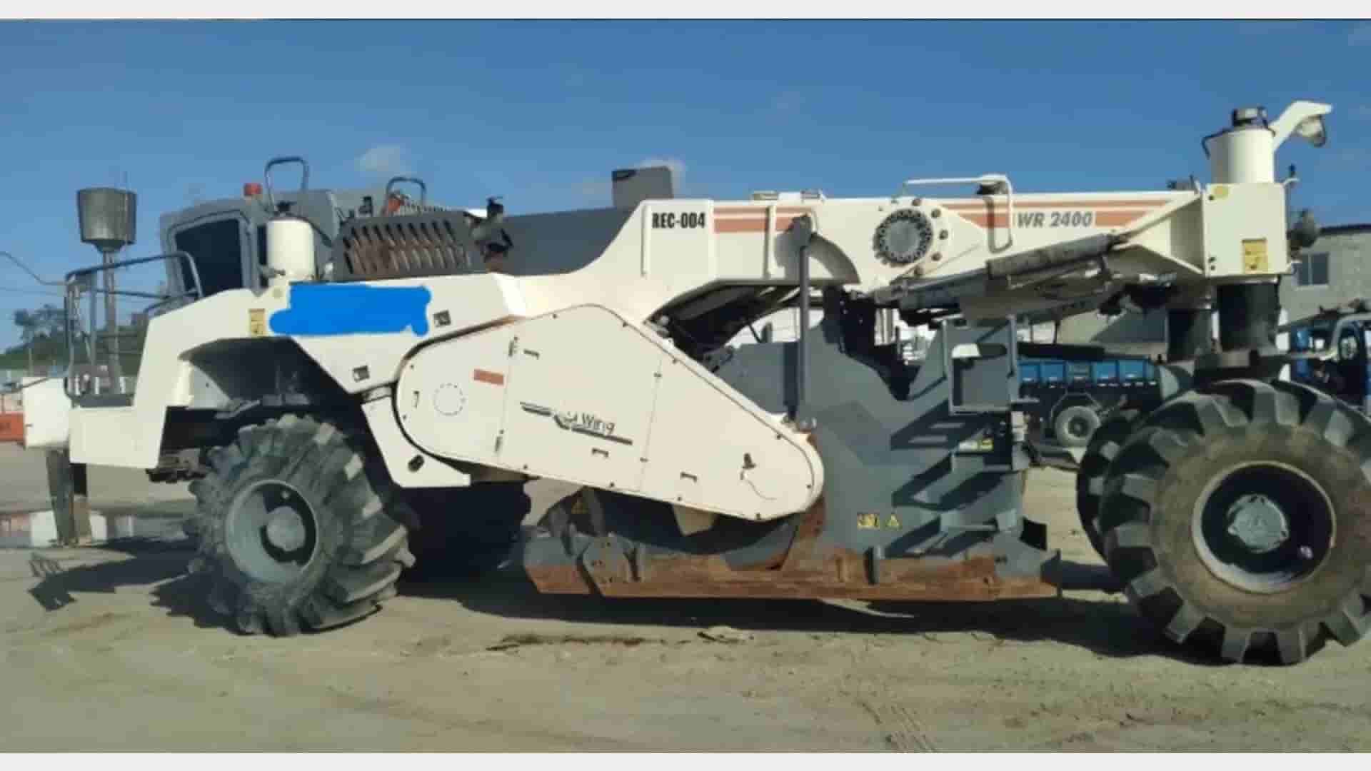RECUPERADORA DE PAVIMENTOS Wirtgen WR2400 2010 - imagem de fundo