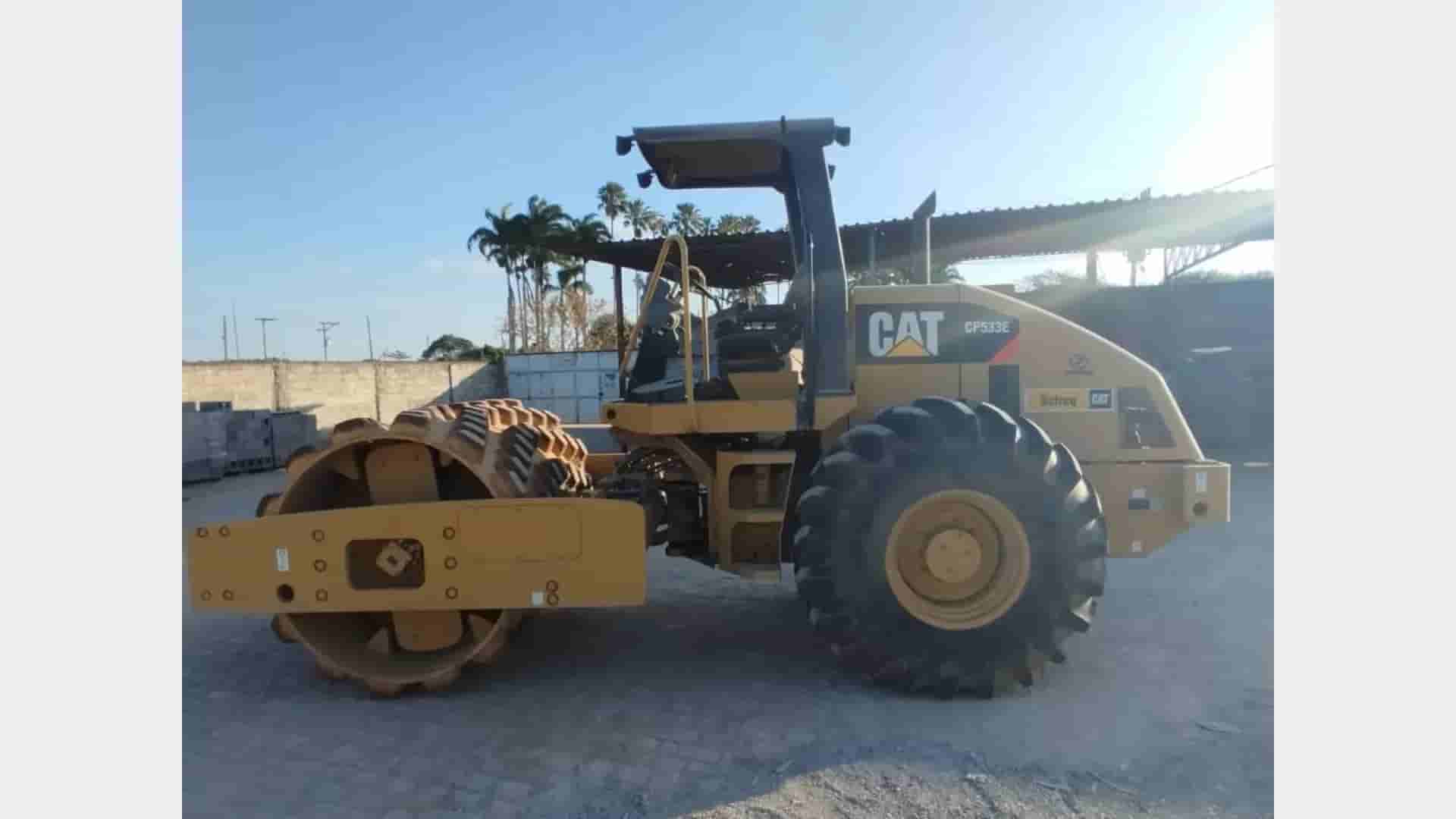 Rolo compactador Caterpillar CP533E 2009 - imagem de fundo