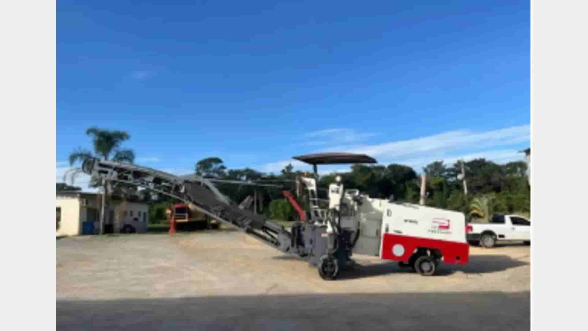 Fresadora de asfalto Wirtgen W1000L 2009 - imagem de fundo