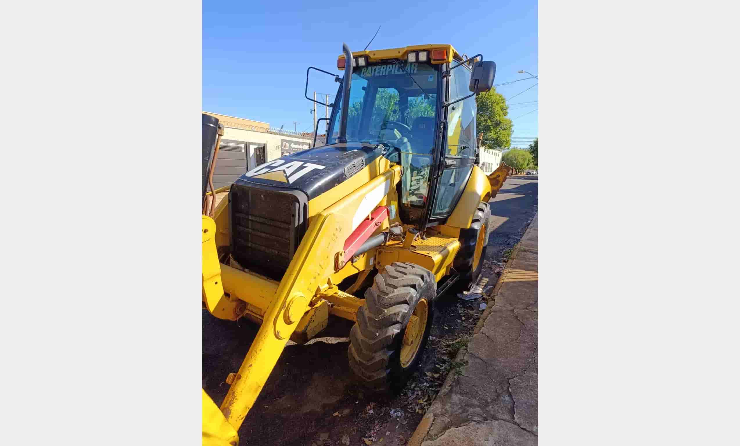 Retroescavadeira Caterpillar 420 E 2008 - imagem de fundo
