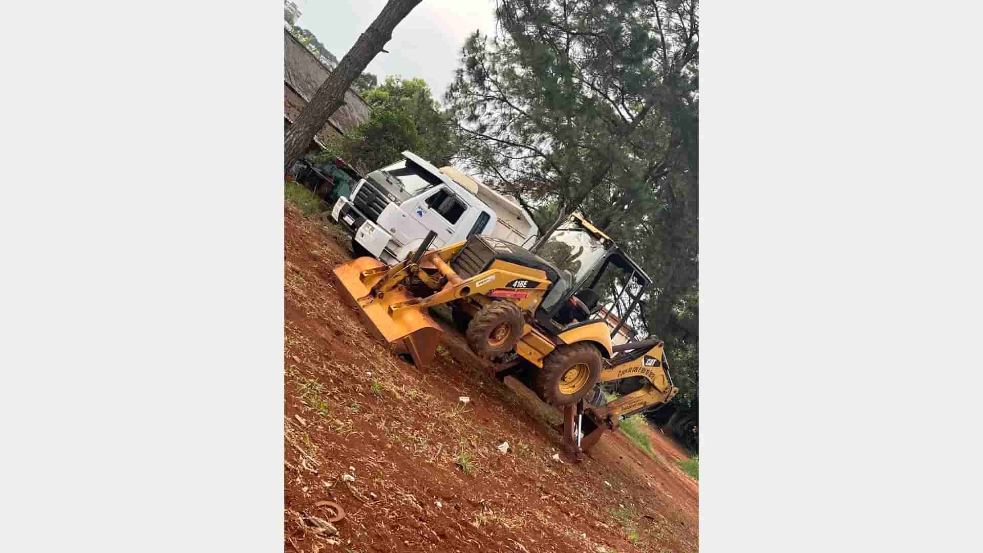 Retroescavadeira Caterpillar 416E 4X4 2008 - imagem de fundo