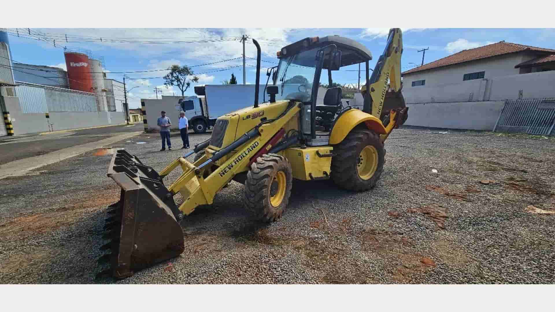 Retroescavadeira New Holland B90B 2008 - imagem de fundo
