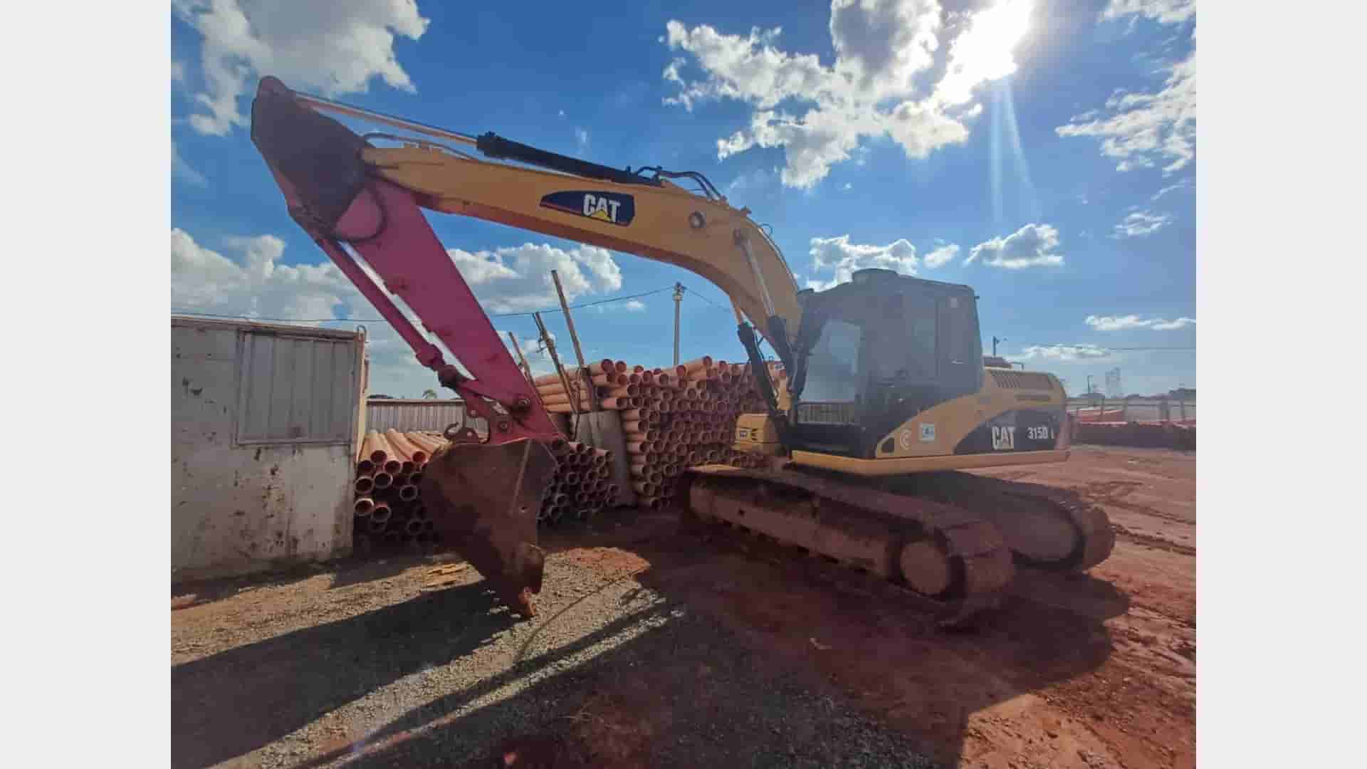 Escavadeira Caterpillar 315DL 2008 - imagem de fundo