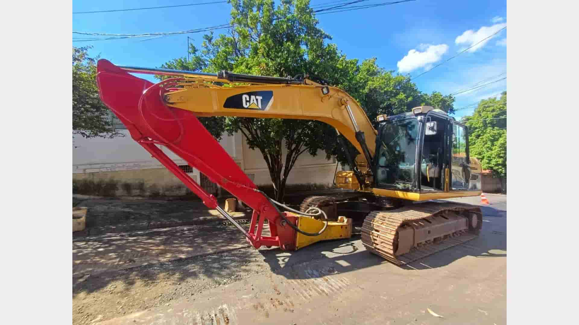 Escavadeira Caterpillar 315DL 2008 - imagem de fundo