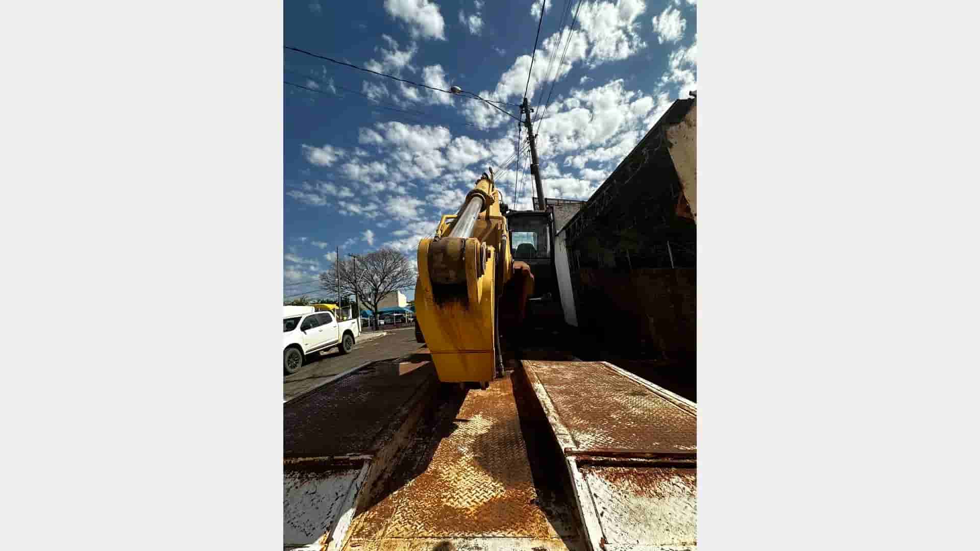 Escavadeira Caterpillar 320C 2008 - imagem de fundo
