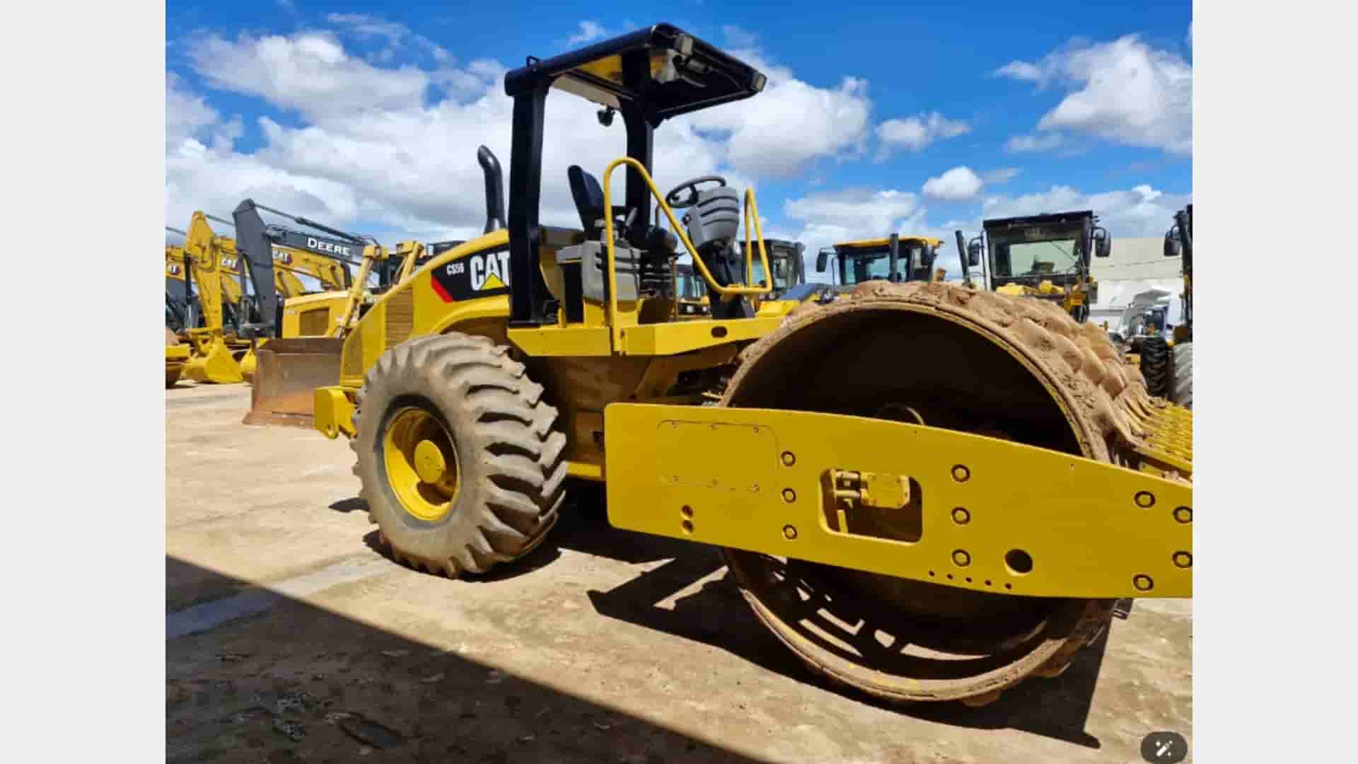 Rolo compactador Caterpillar CS56 2008 - imagem de fundo