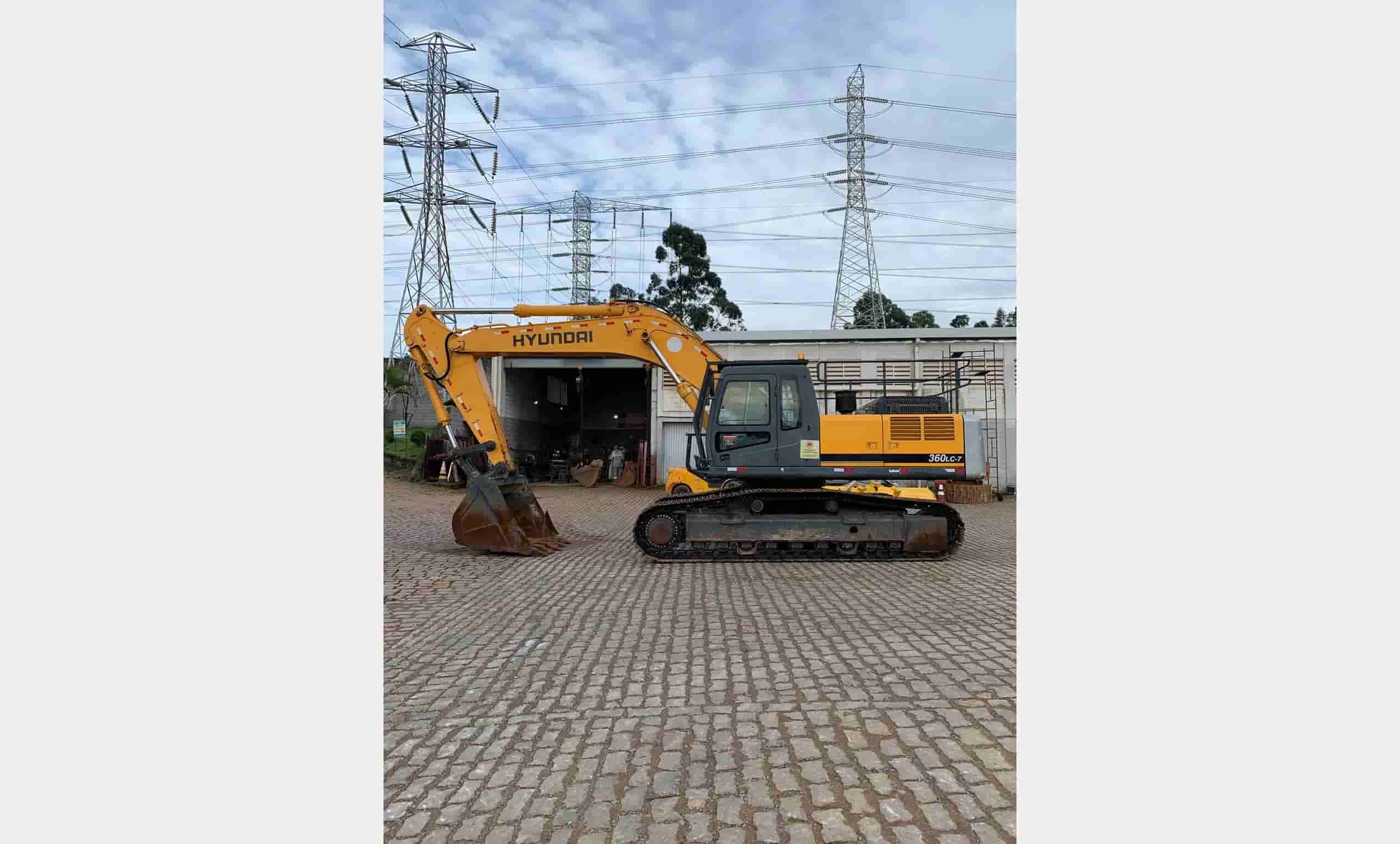 Escavadeira Hyundai R360LC 2007 - imagem de fundo