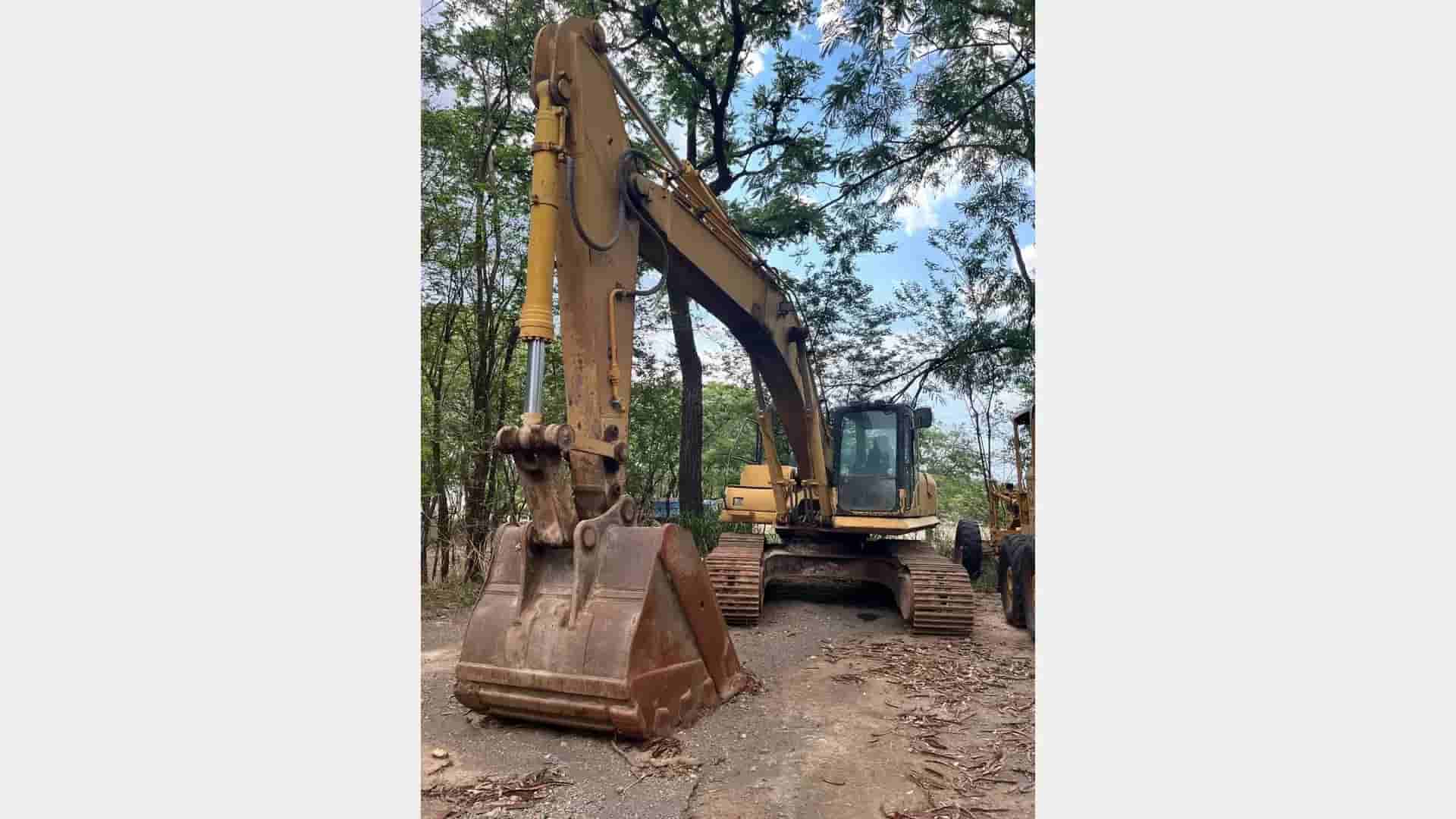 Escavadeira Komatsu PC300LC-8 2007 - imagem de fundo