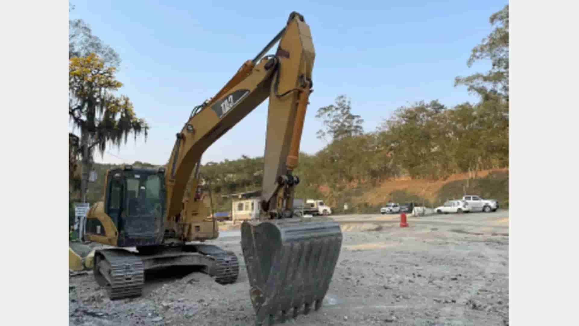 Escavadeira Caterpillar 320C 2006 - imagem de fundo