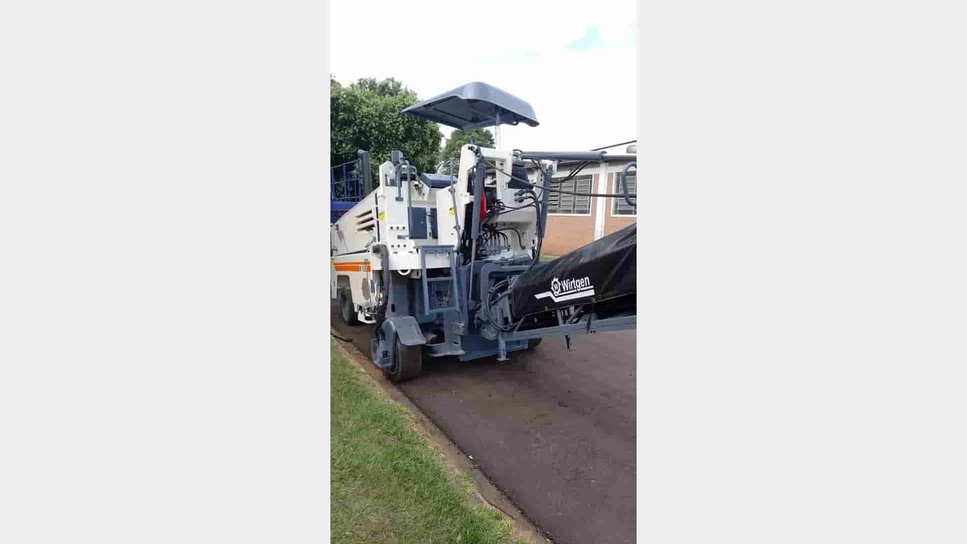 Fresadora de asfalto Wirtgen W1000L 2005 - imagem de fundo