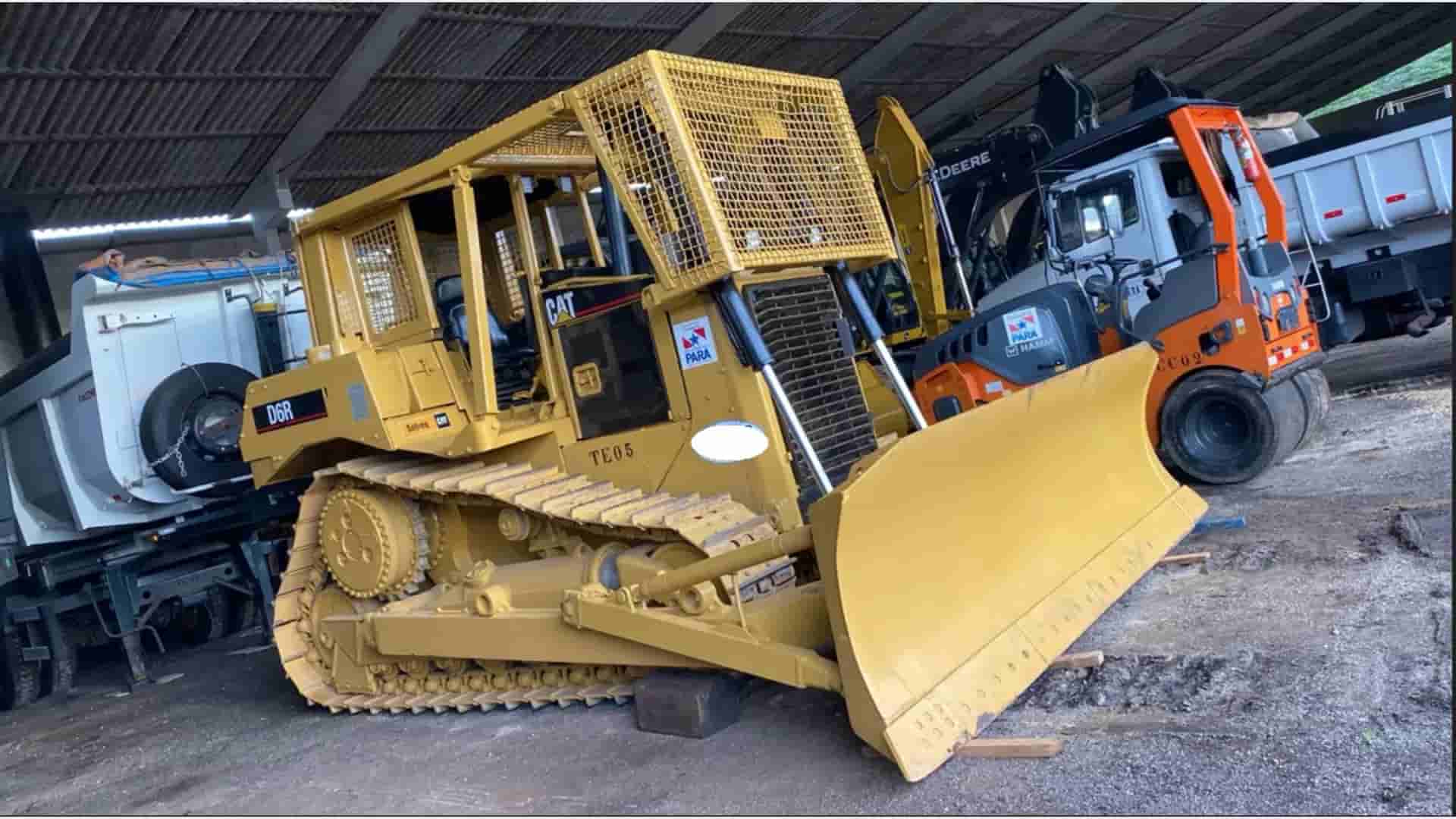 Trator de esteira Caterpillar D6R II 2004 - imagem de fundo