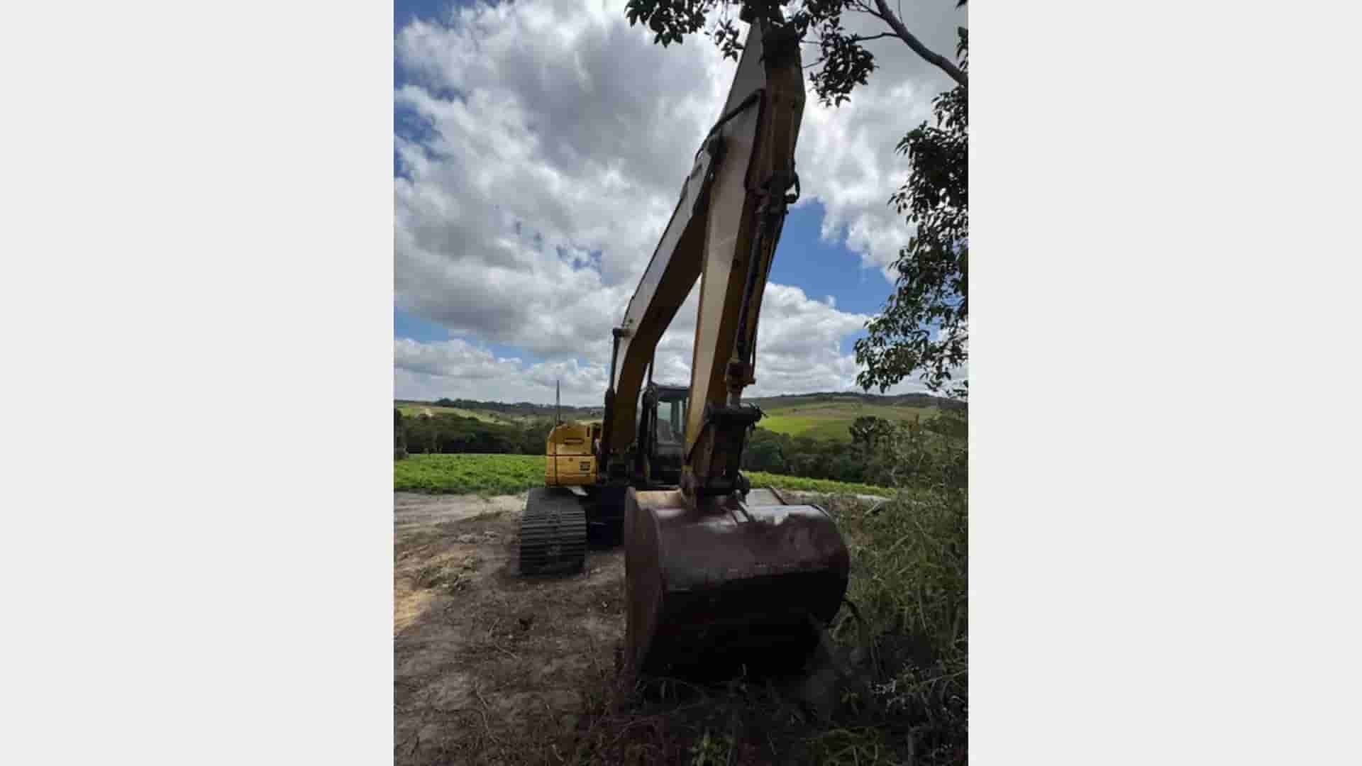 Escavadeira Caterpillar 320CL 2002 - imagem de fundo