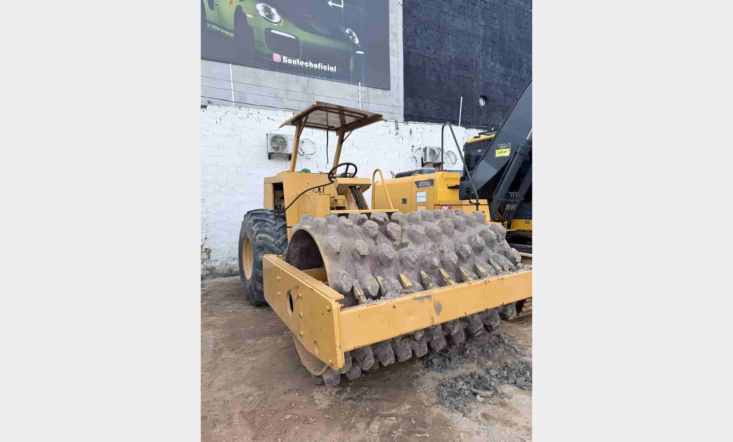 Rolo compactador Caterpillar CP533E 1996 - imagem de fundo
