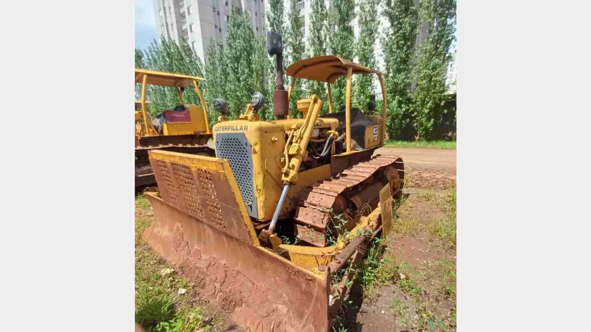 Trator de esteira Caterpillar D4D 1978 - imagem de fundo