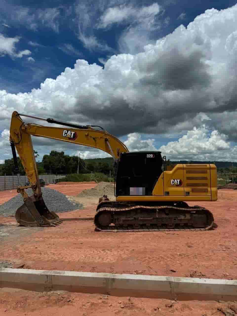 Escavadeira Caterpillar 320 2022 - imagem de fundo