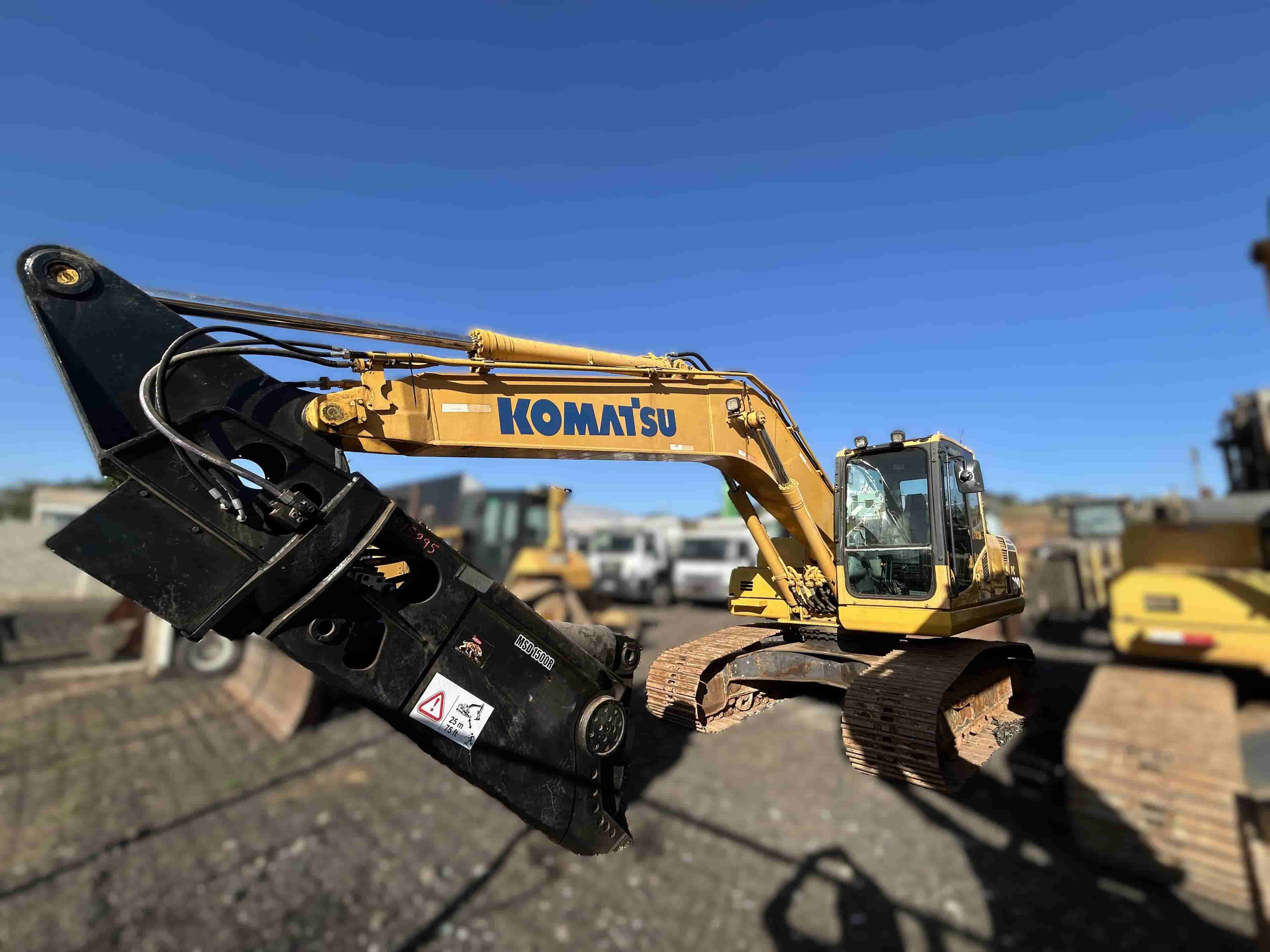 Escavadeira Komatsu PC200LC 2017 - imagem de fundo