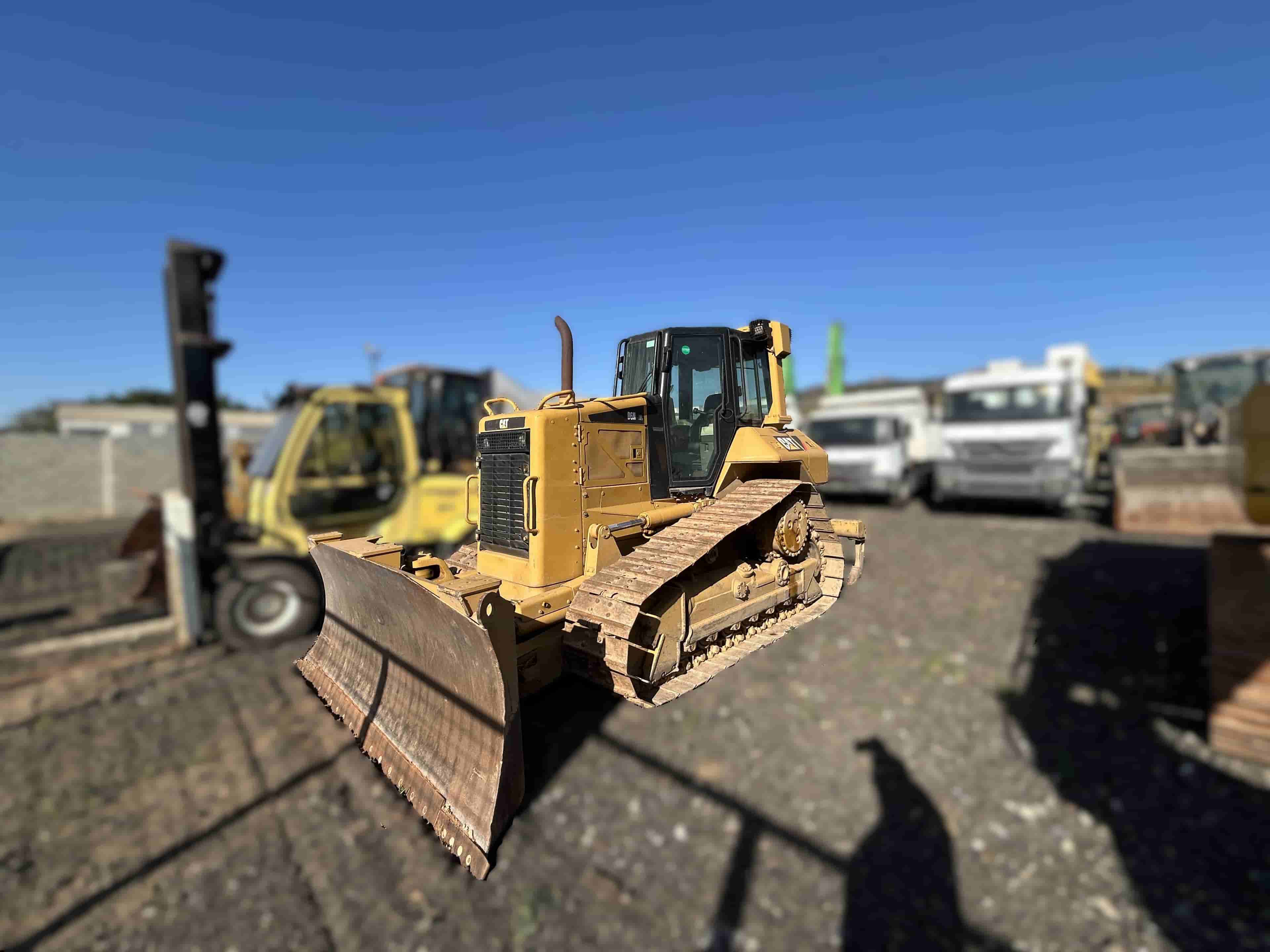 Trator de esteira Caterpillar D6NXL 2012 - imagem de fundo