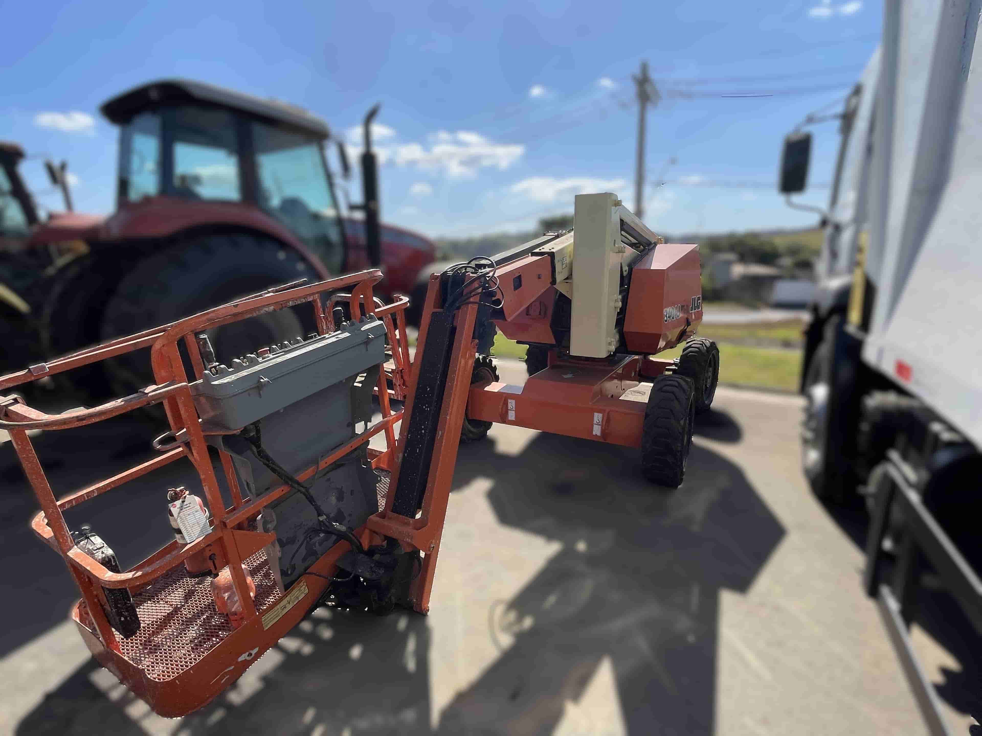 Plataforma elevatória JLG 340AJ 2014 - imagem de fundo
