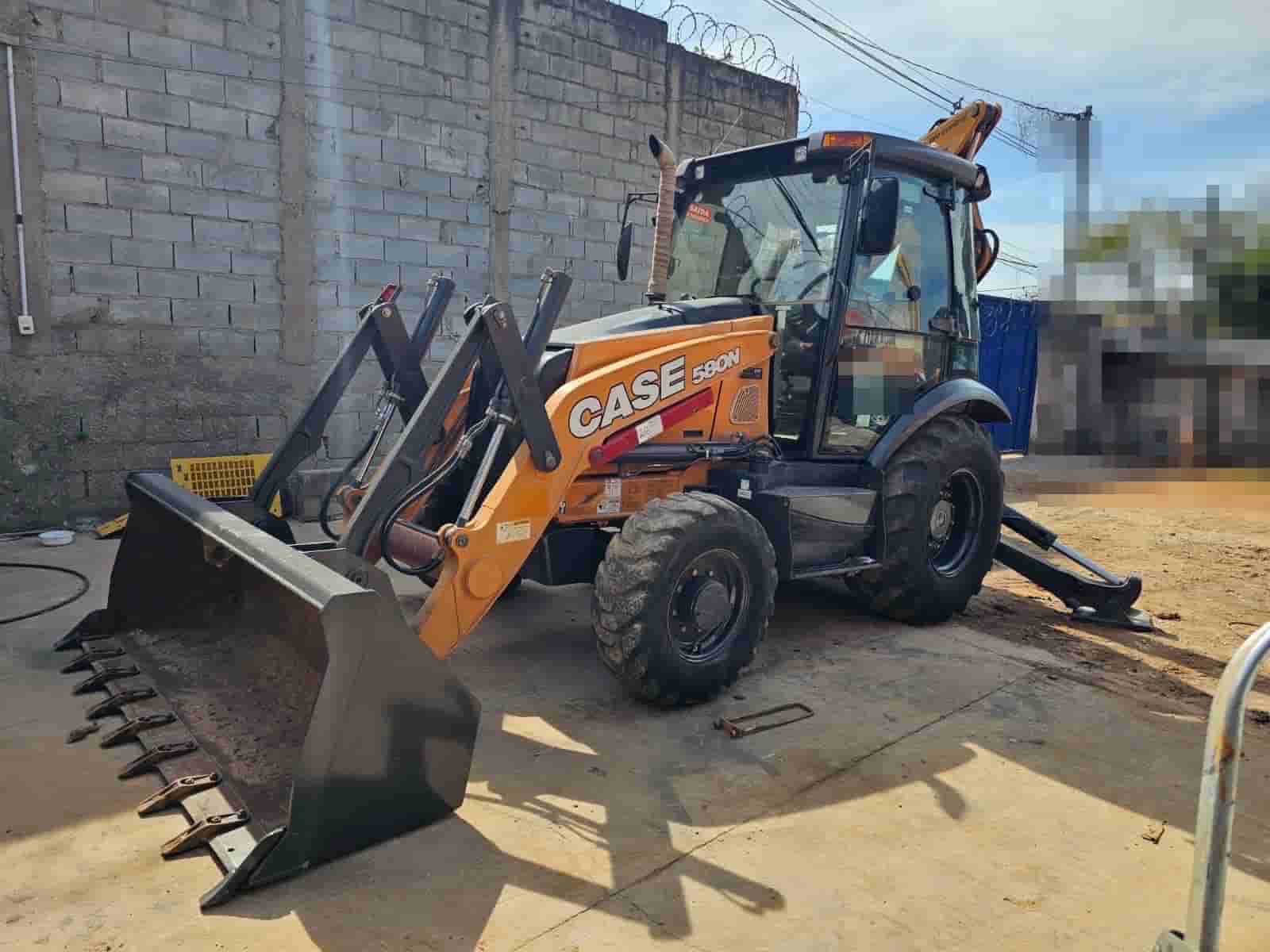Retroescavadeira Case 580N 2021 - imagem de fundo