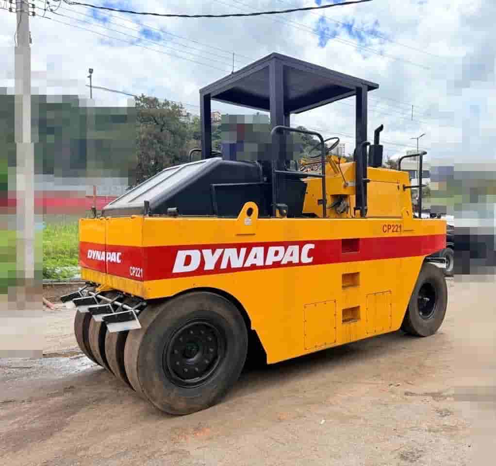 Rolo compactador Dynapac CP221 2003 - imagem de fundo