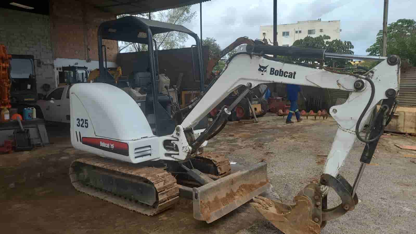 Mini Escavadeira Bobcat 325 2010 - imagem de fundo