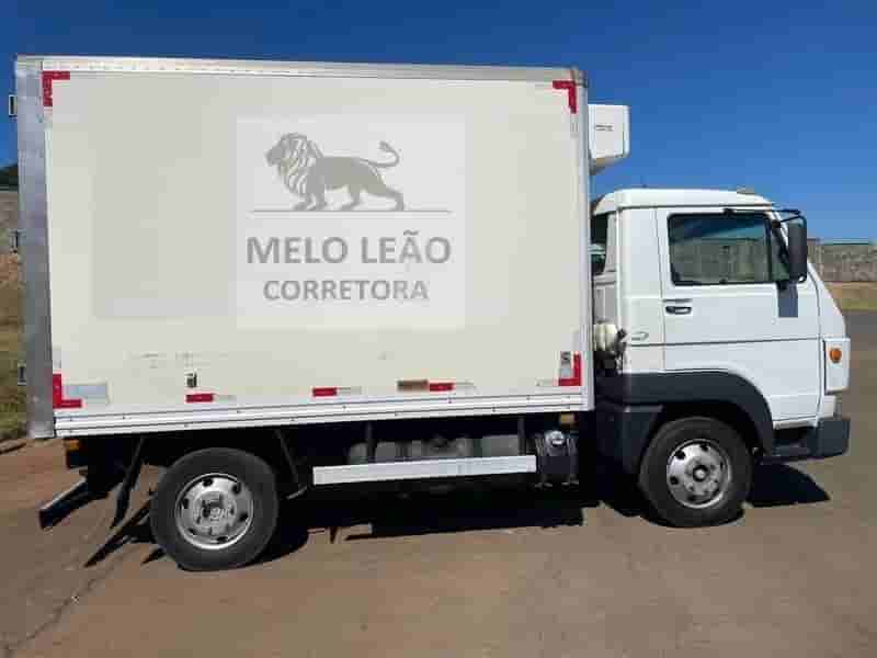 Caminhão Volkswagen VW 5150 2013 - imagem de fundo
