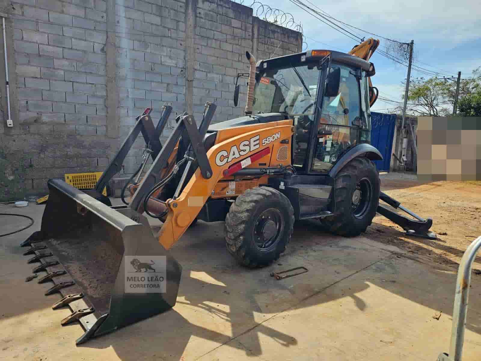 Retroescavadeira Case 580N 2021 - imagem de fundo