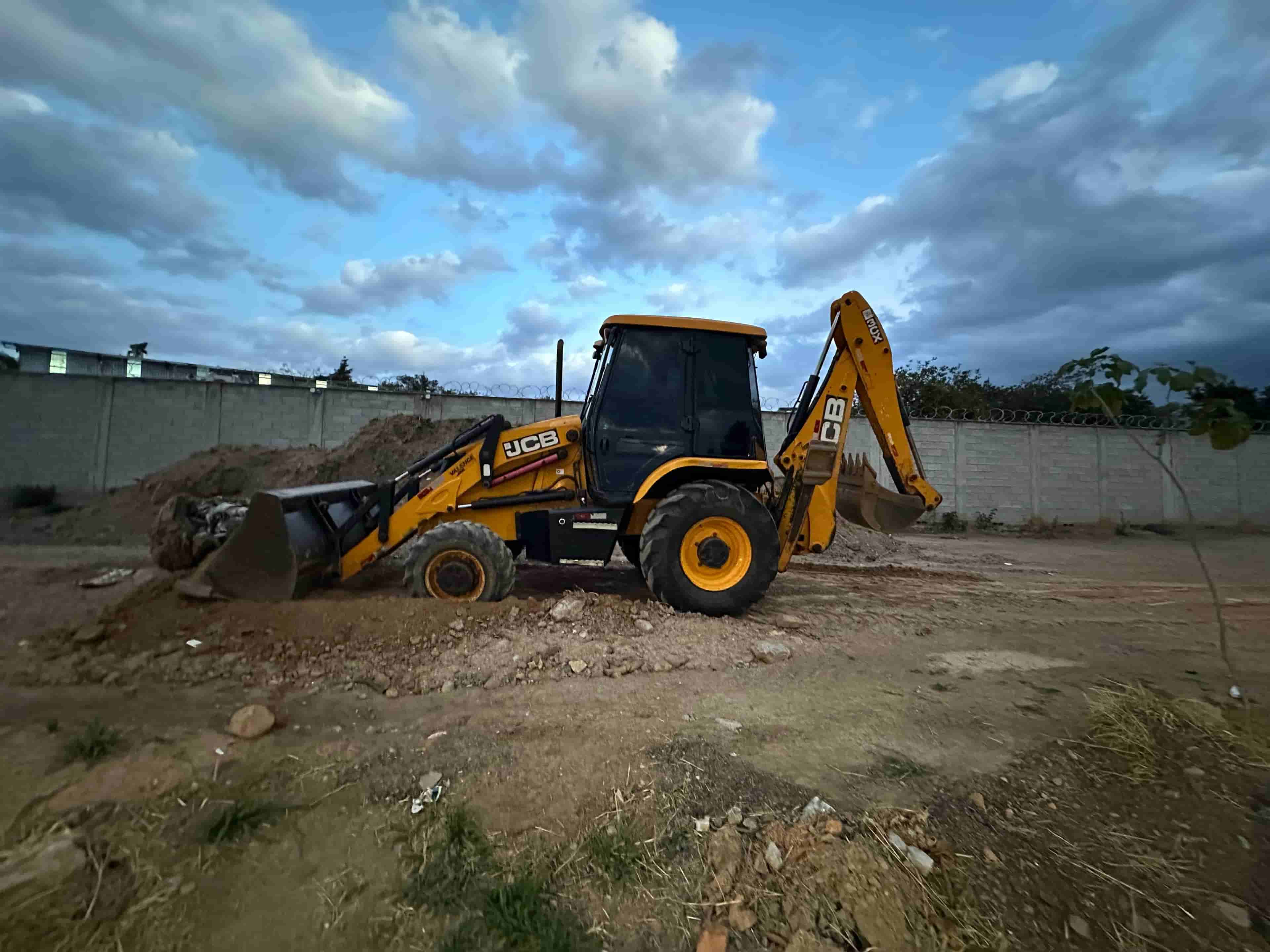 Retroescavadeira JCB 3CX 4X4 2016 - imagem de fundo