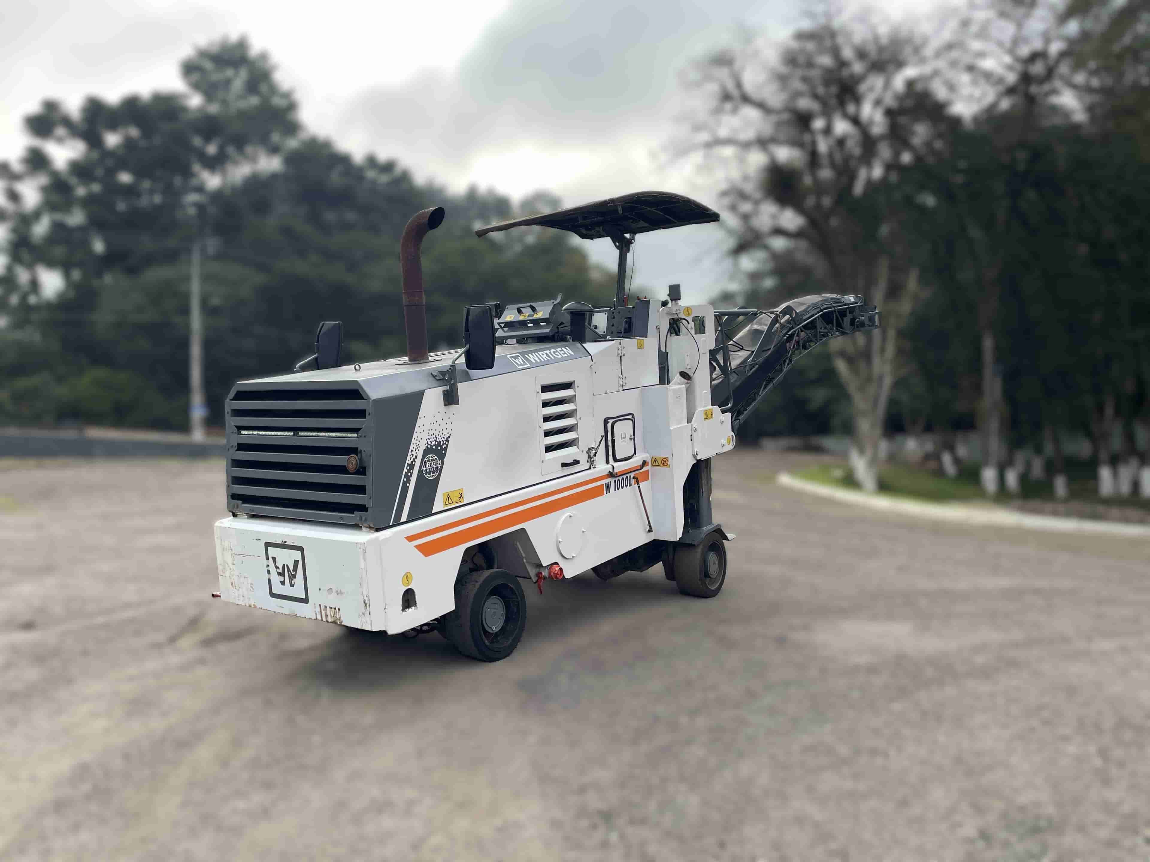 Fresadora de asfalto Wirtgen W1000L 2011 - imagem de fundo