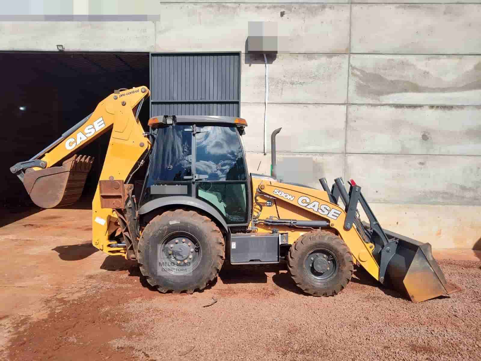 Retroescavadeira Case 580N 2020 - imagem de fundo